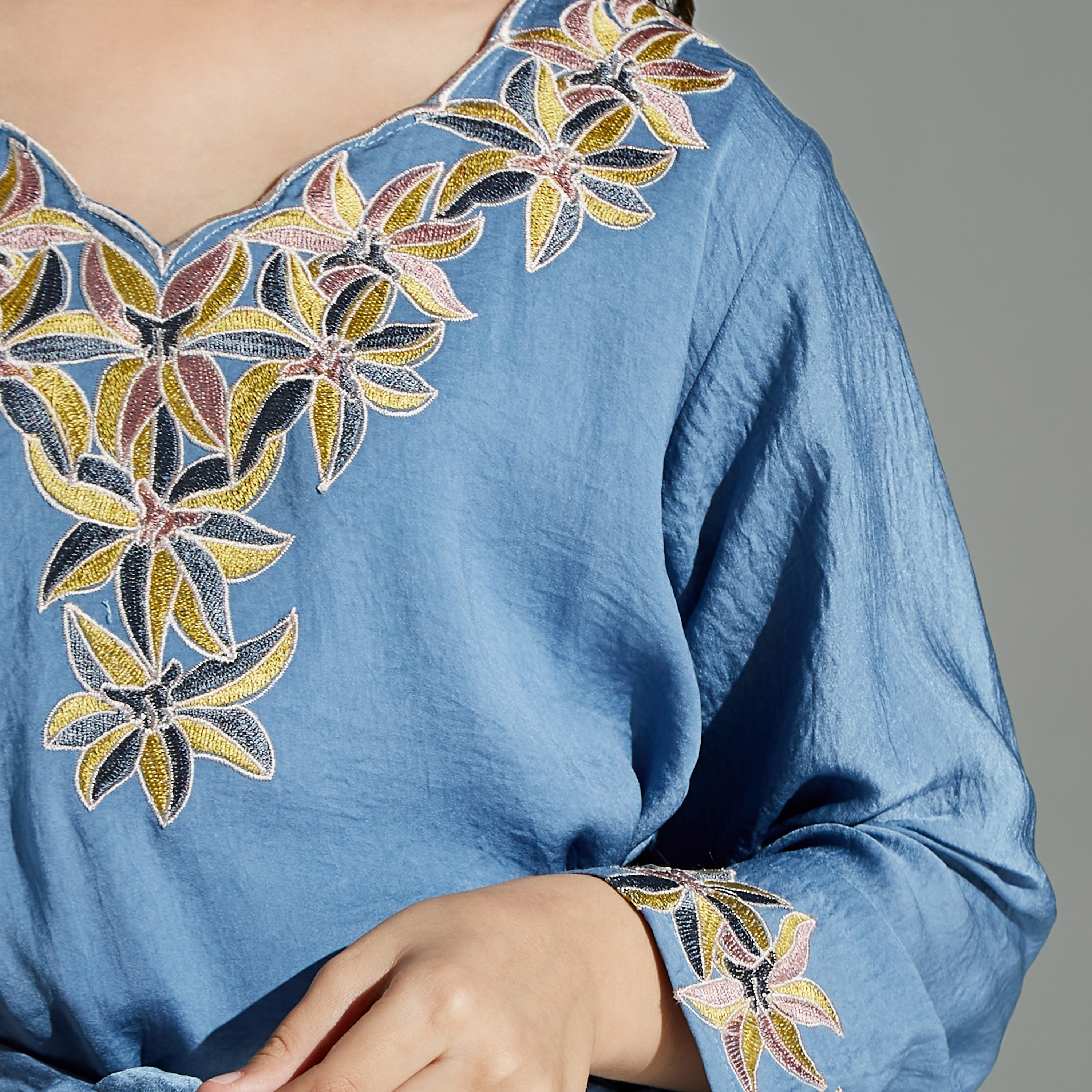 جلابية مطرزة بحزام ربط وأكمام طويلة من مليكة-girls-clothing-dressesandjumpsuits-image-3