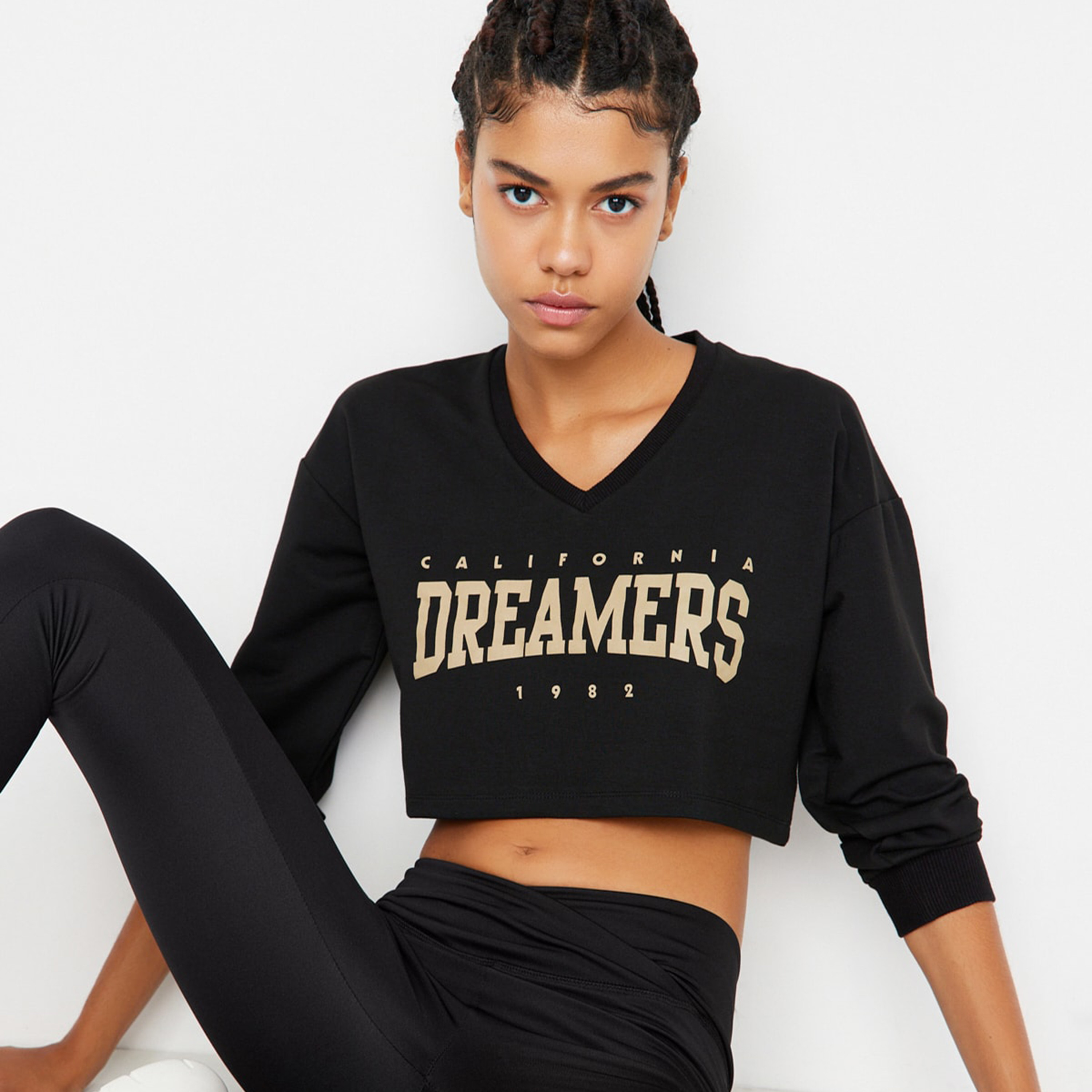 سويت شيرت قصير من ترينديول بياقة على شكل وى وأكمام طويلة مع طبعات-women-clothing-sportswearandactivewear-hoodiesandsweatshirts-image-5