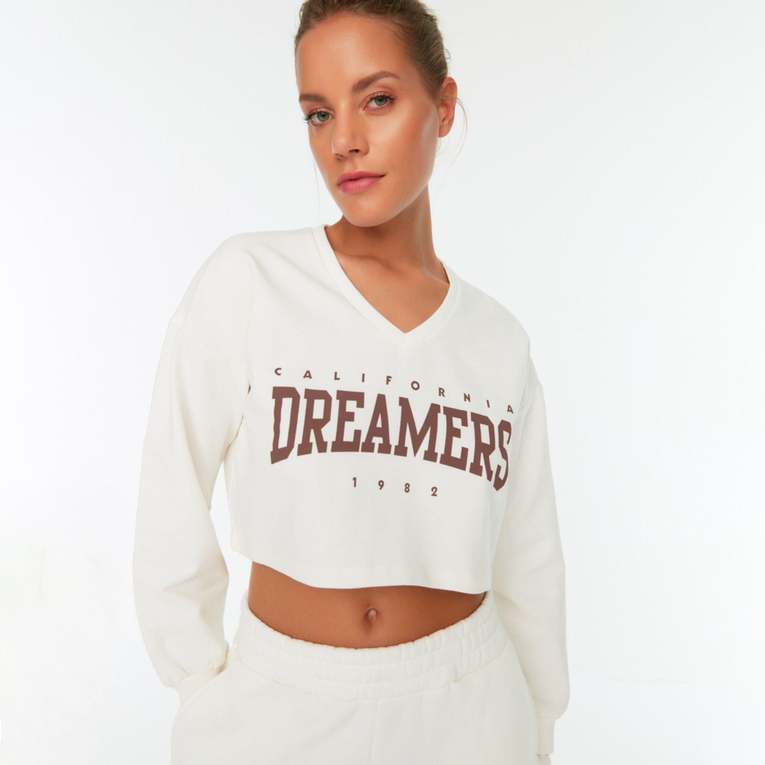سويت شيرت قصير من ترينديول بياقة على شكل وى وأكمام طويلة مع طبعات-women-clothing-sportswearandactivewear-hoodiesandsweatshirts-image-6