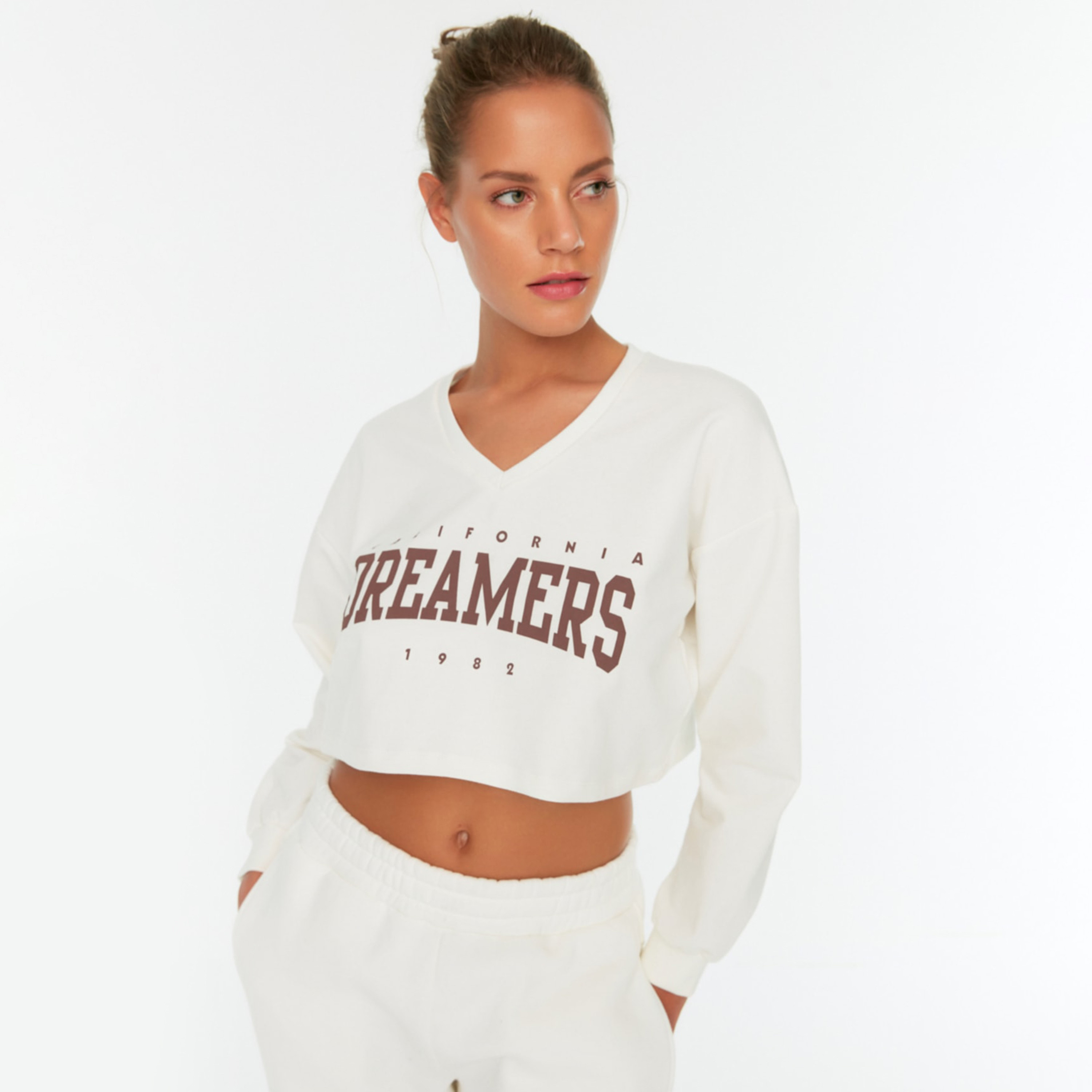 سويت شيرت قصير من ترينديول بياقة على شكل وى وأكمام طويلة مع طبعات-women-clothing-sportswearandactivewear-hoodiesandsweatshirts-image-7