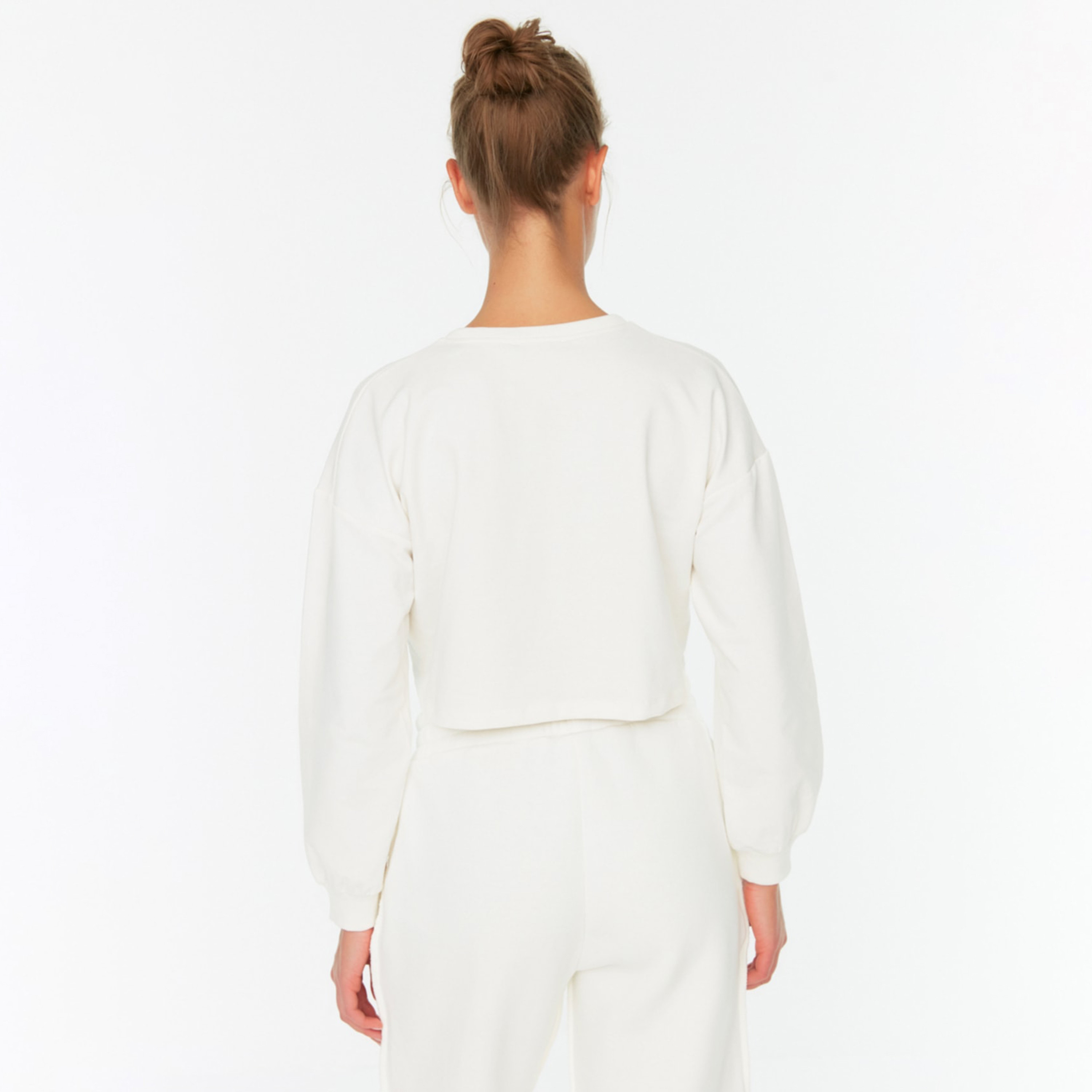 سويت شيرت قصير من ترينديول بياقة على شكل وى وأكمام طويلة مع طبعات-women-clothing-sportswearandactivewear-hoodiesandsweatshirts-image-9