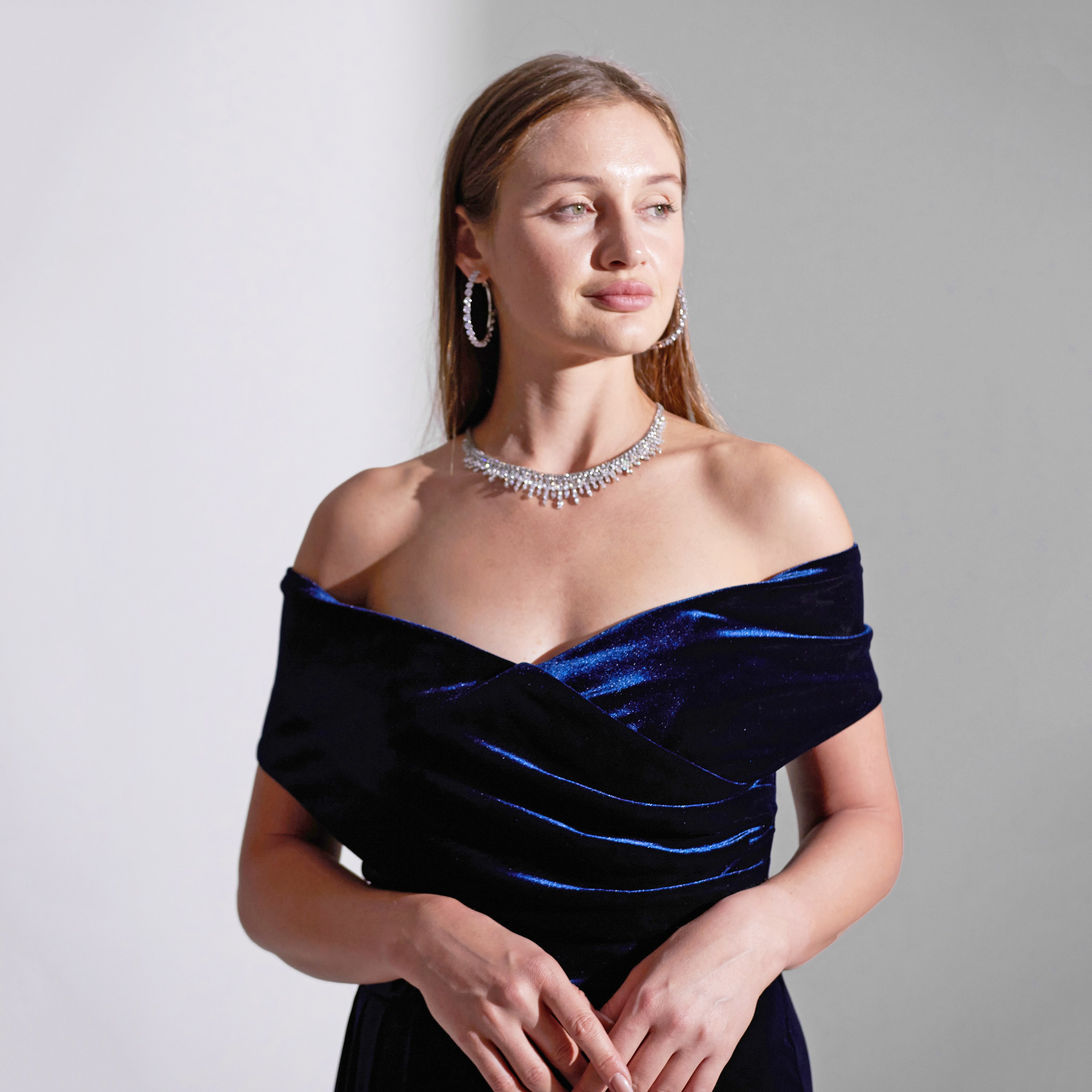 فستان ماكسي مخملي للسهرات من أكاديا بذيل جانبي وصدر ملفوف للنساء-women-clothing-dresses-image-9