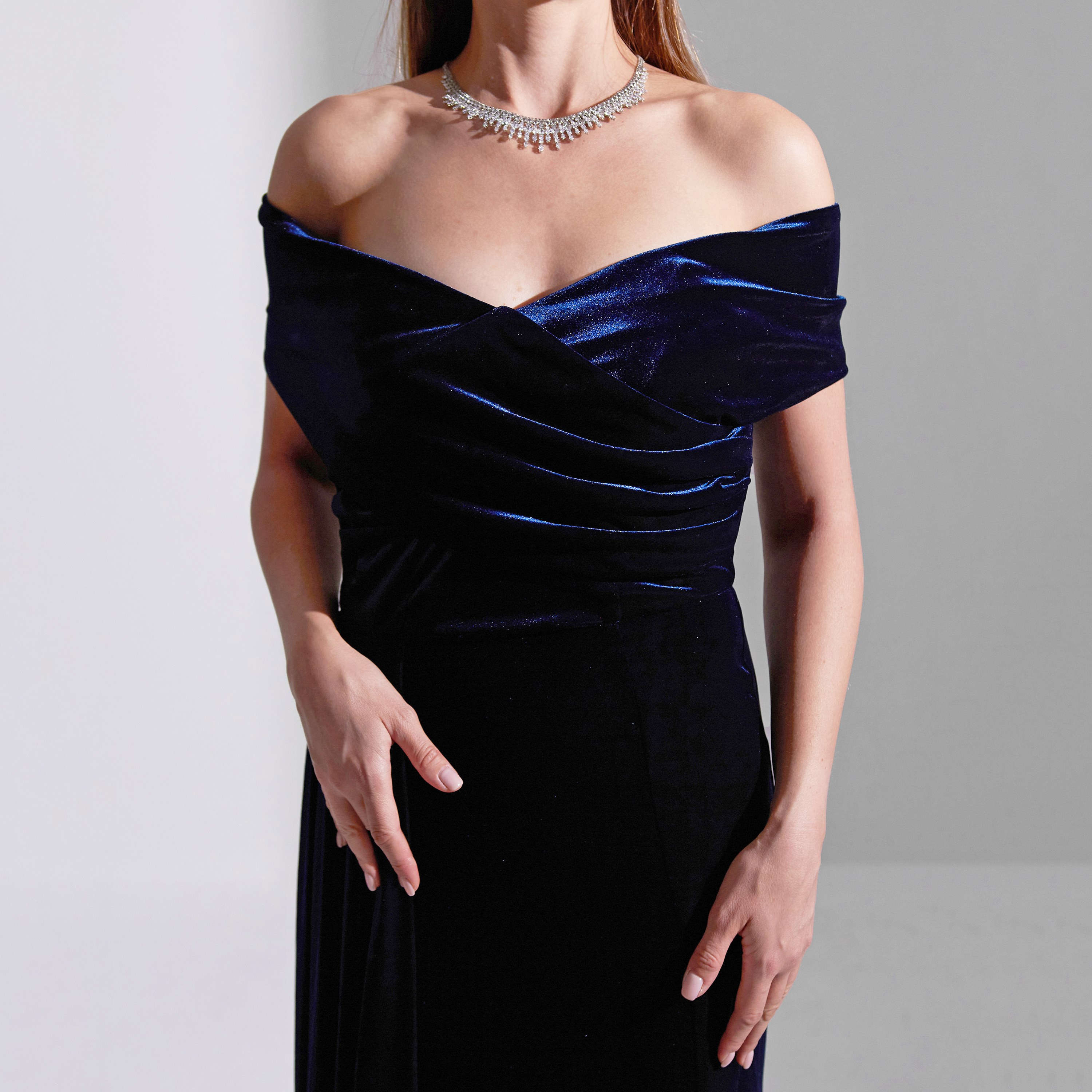 فستان ماكسي مخملي للسهرات من أكاديا بذيل جانبي وصدر ملفوف للنساء-women-clothing-dresses-image-10
