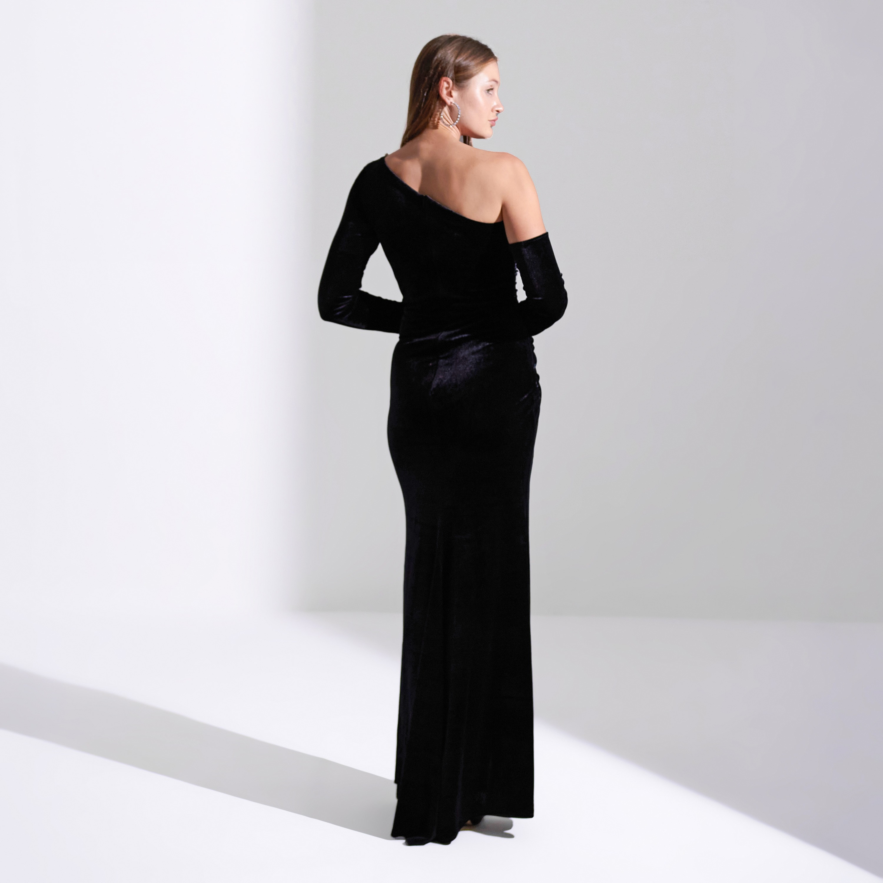 فستان ماكسي نسائي من أكاديا مخملي مزين بثنيات على الكتف للسهرات-women-clothing-dresses-image-9