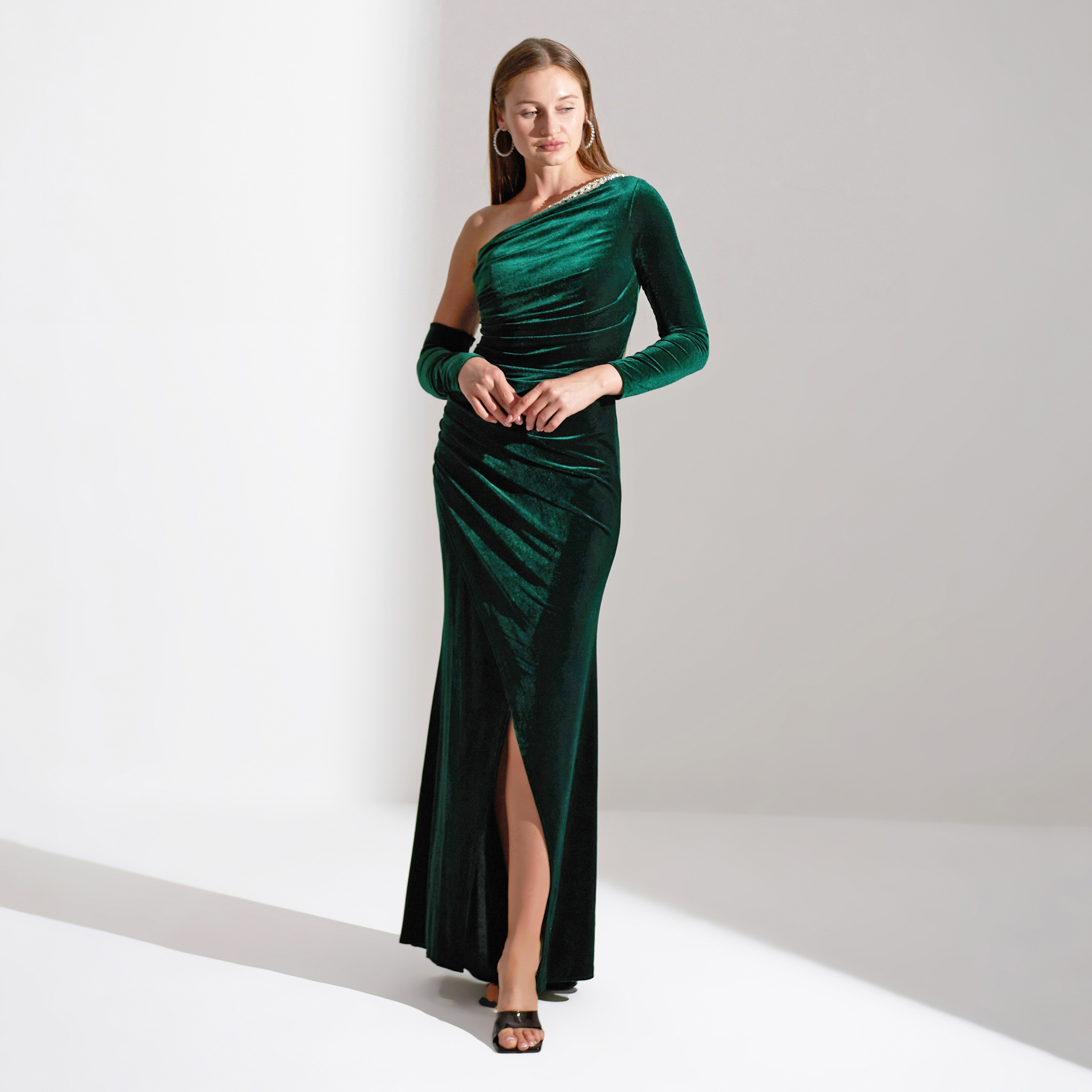 فستان ماكسي نسائي من أكاديا مخملي مزين بثنيات على الكتف للسهرات-women-clothing-dresses-image-1