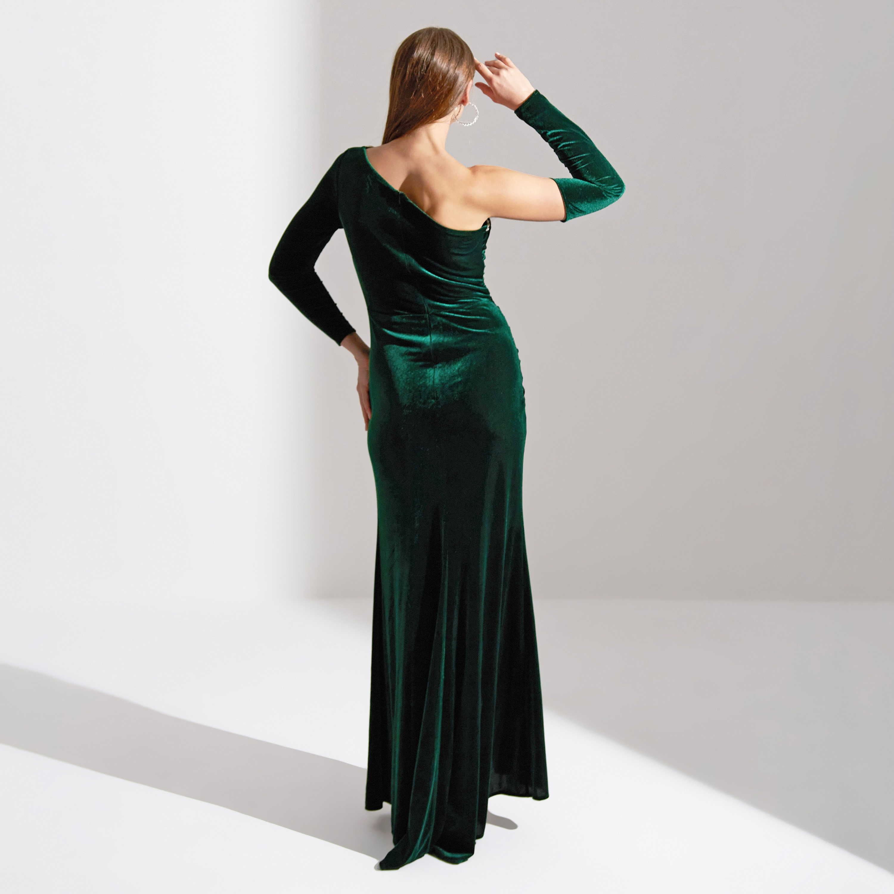 فستان ماكسي نسائي من أكاديا مخملي مزين بثنيات على الكتف للسهرات-women-clothing-dresses-image-3