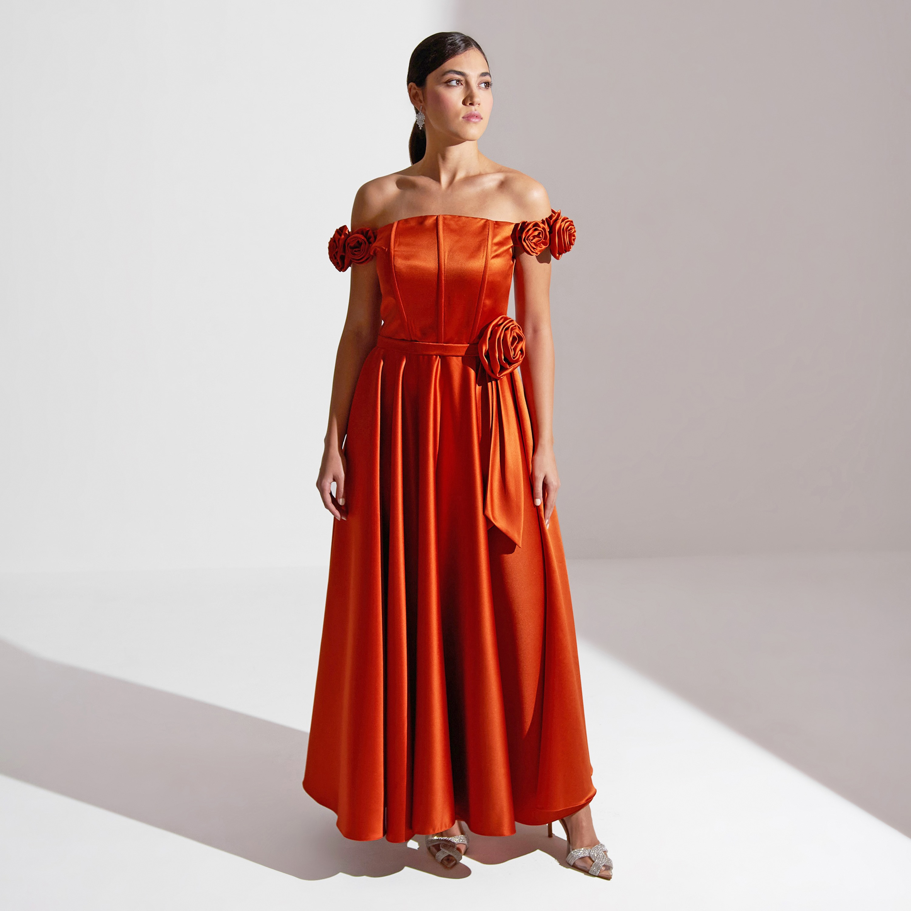 فستان ماكسي نسائي مزين بتفاصيل وردية من الساتان من أكاديا-women-clothing-dresses-image-1