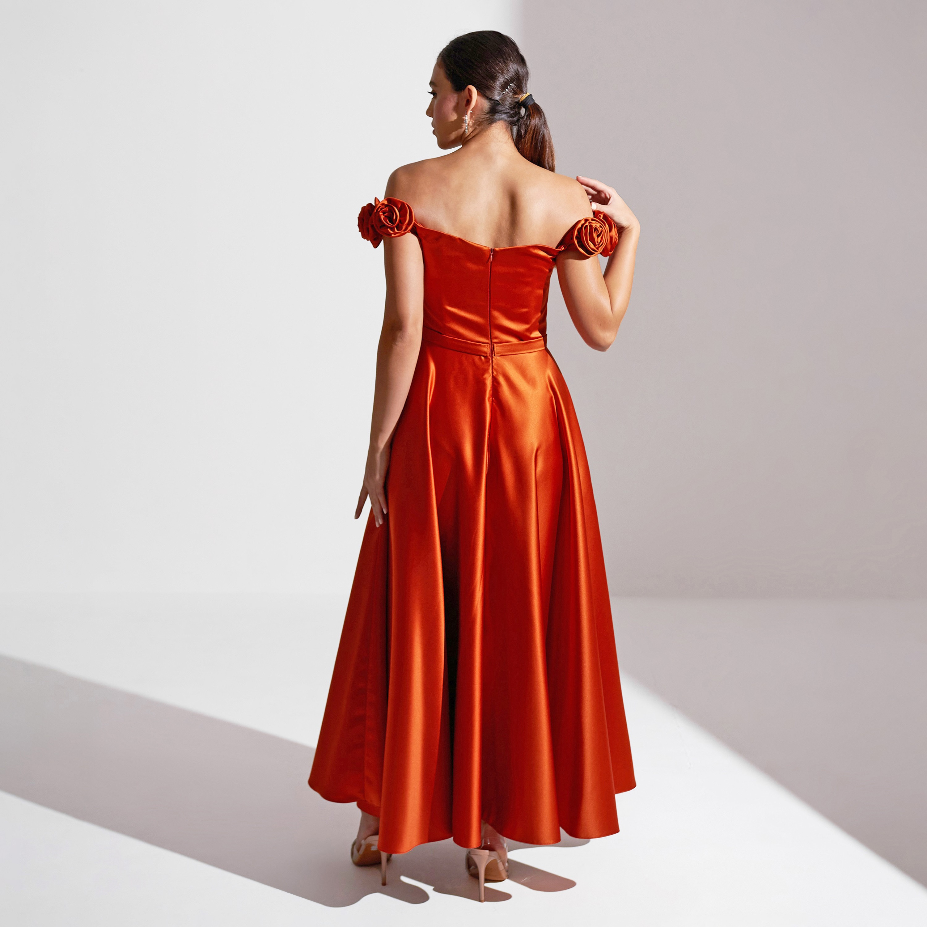 فستان ماكسي نسائي مزين بتفاصيل وردية من الساتان من أكاديا-women-clothing-dresses-image-2