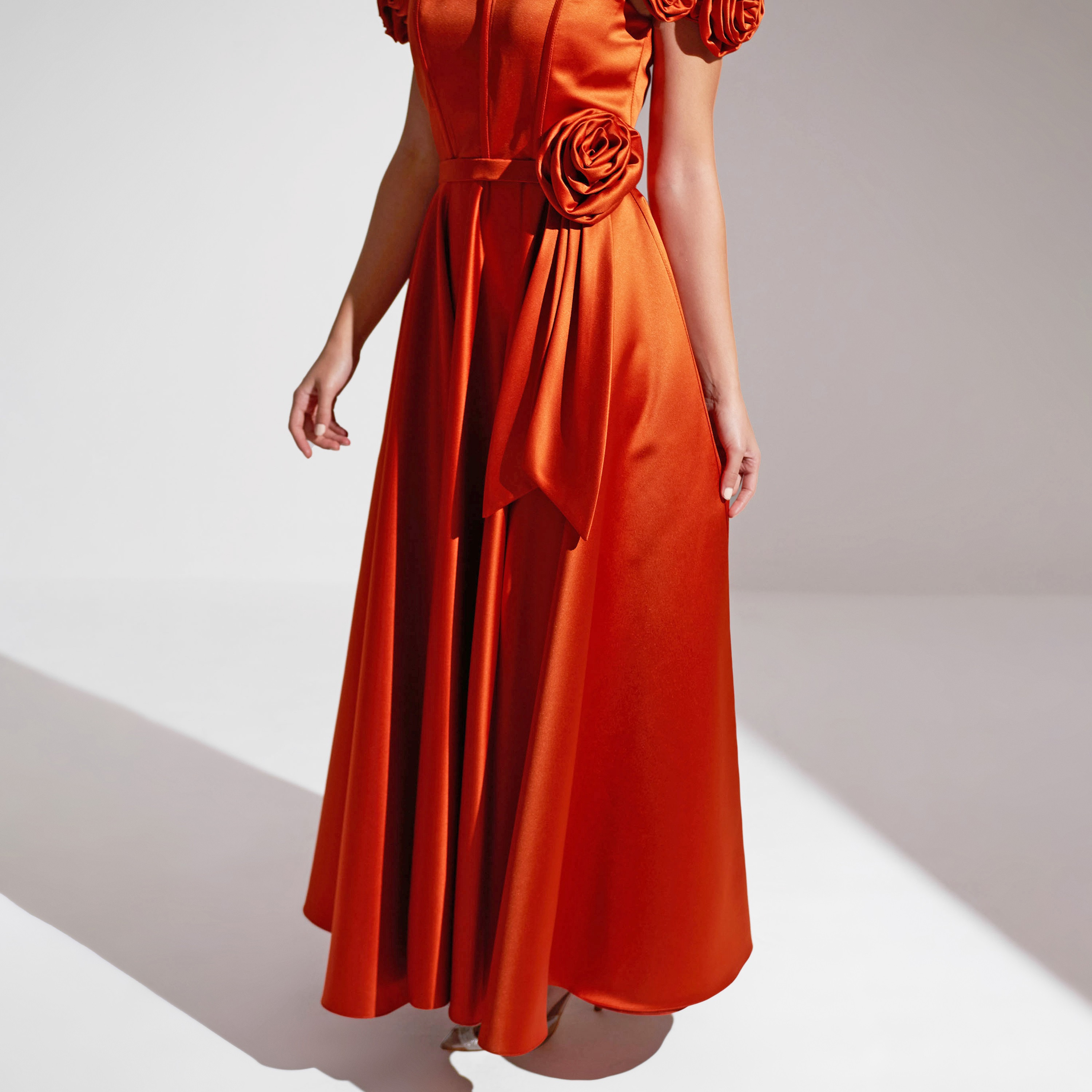 فستان ماكسي نسائي مزين بتفاصيل وردية من الساتان من أكاديا-women-clothing-dresses-image-3