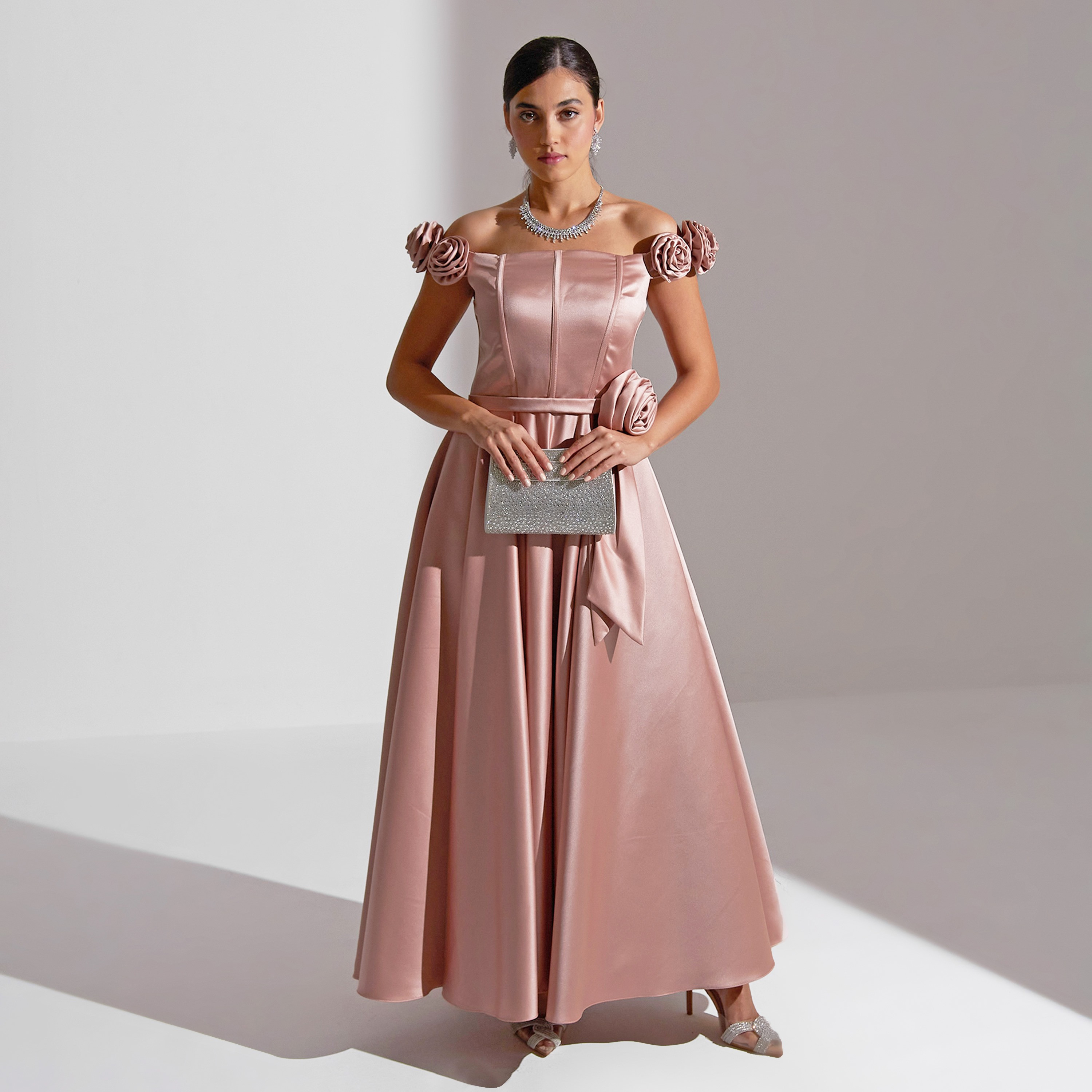 فستان ماكسي نسائي مزين بتفاصيل وردية من الساتان من أكاديا-women-clothing-dresses-image-6