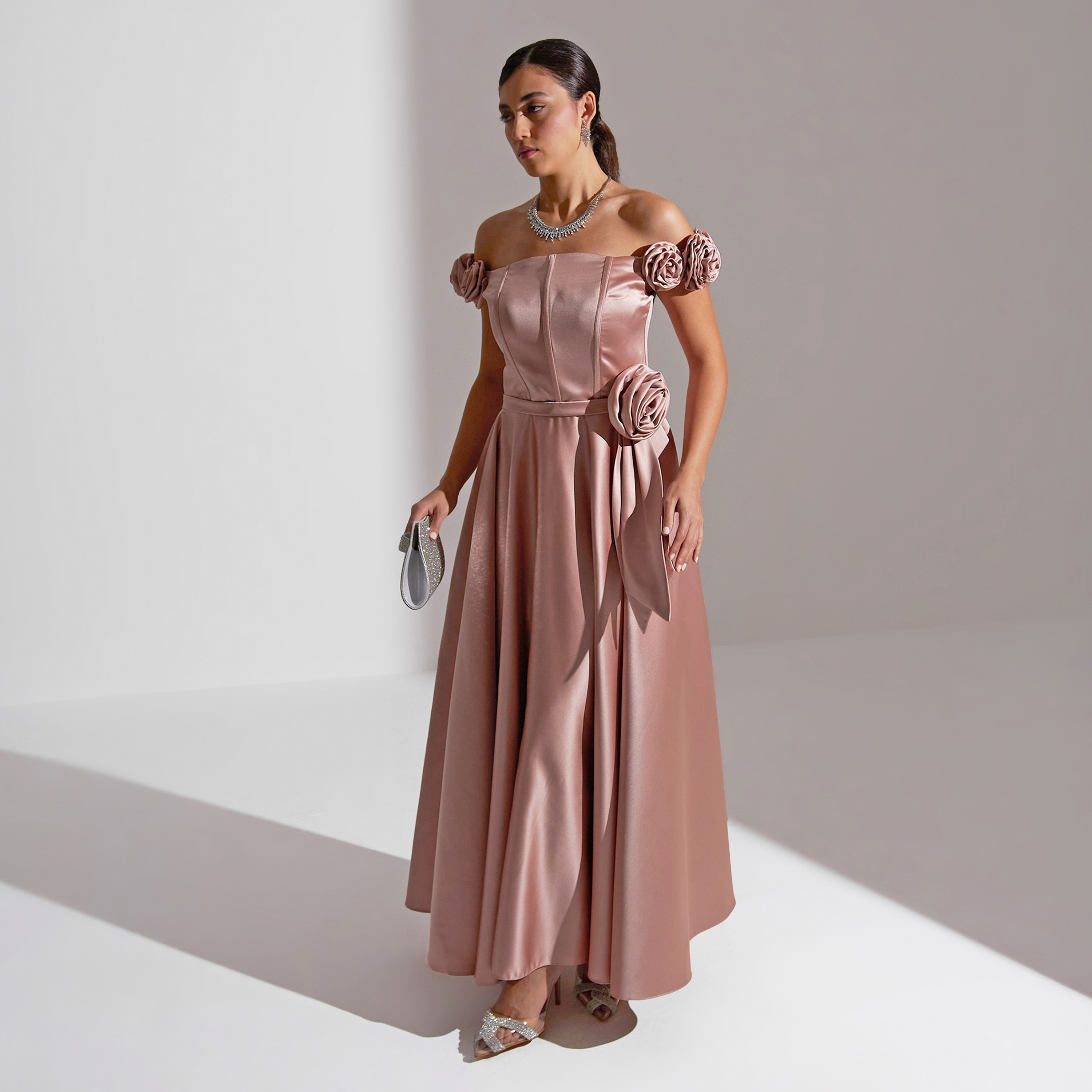 فستان ماكسي نسائي مزين بتفاصيل وردية من الساتان من أكاديا-women-clothing-dresses-image-7