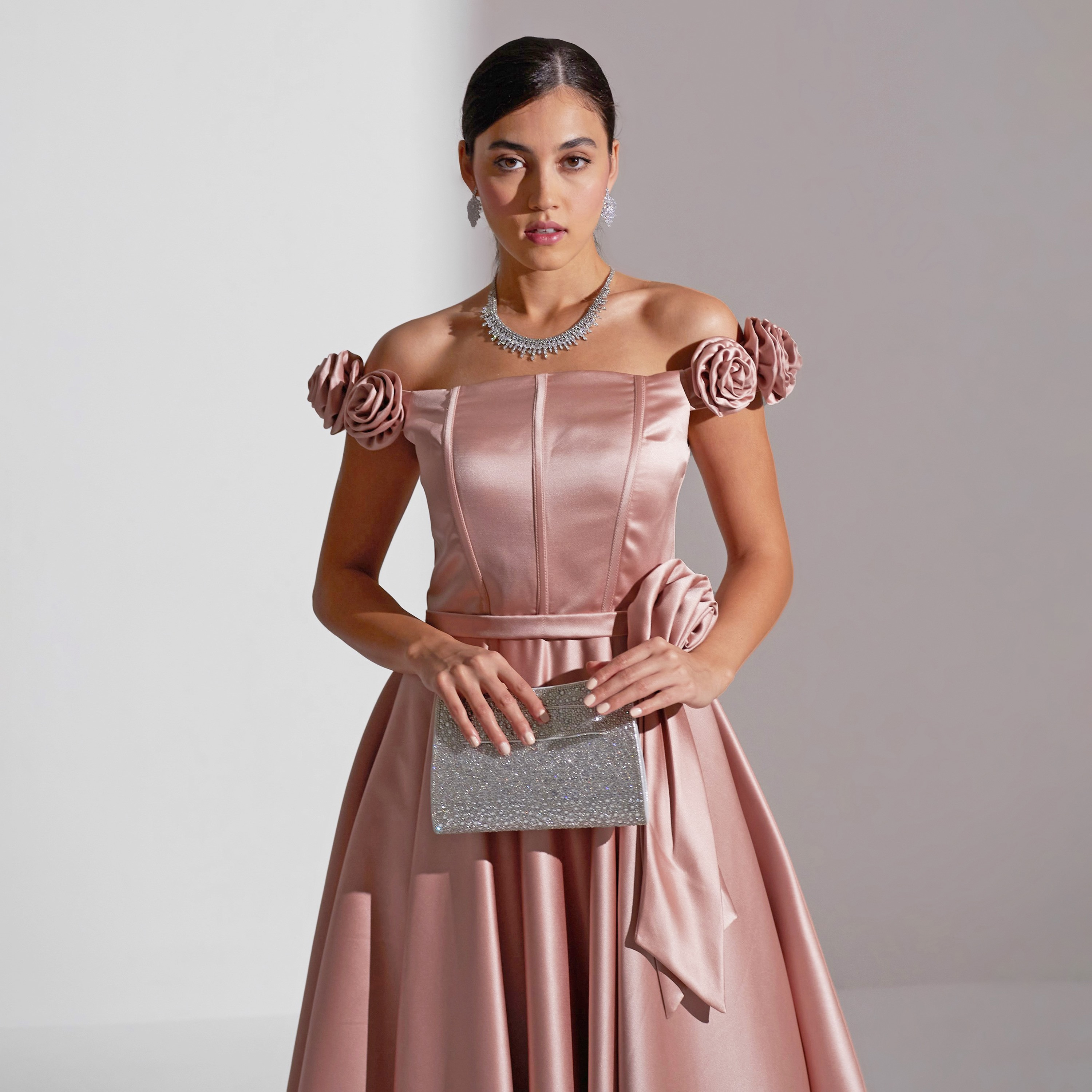 فستان ماكسي نسائي مزين بتفاصيل وردية من الساتان من أكاديا-women-clothing-dresses-image-8