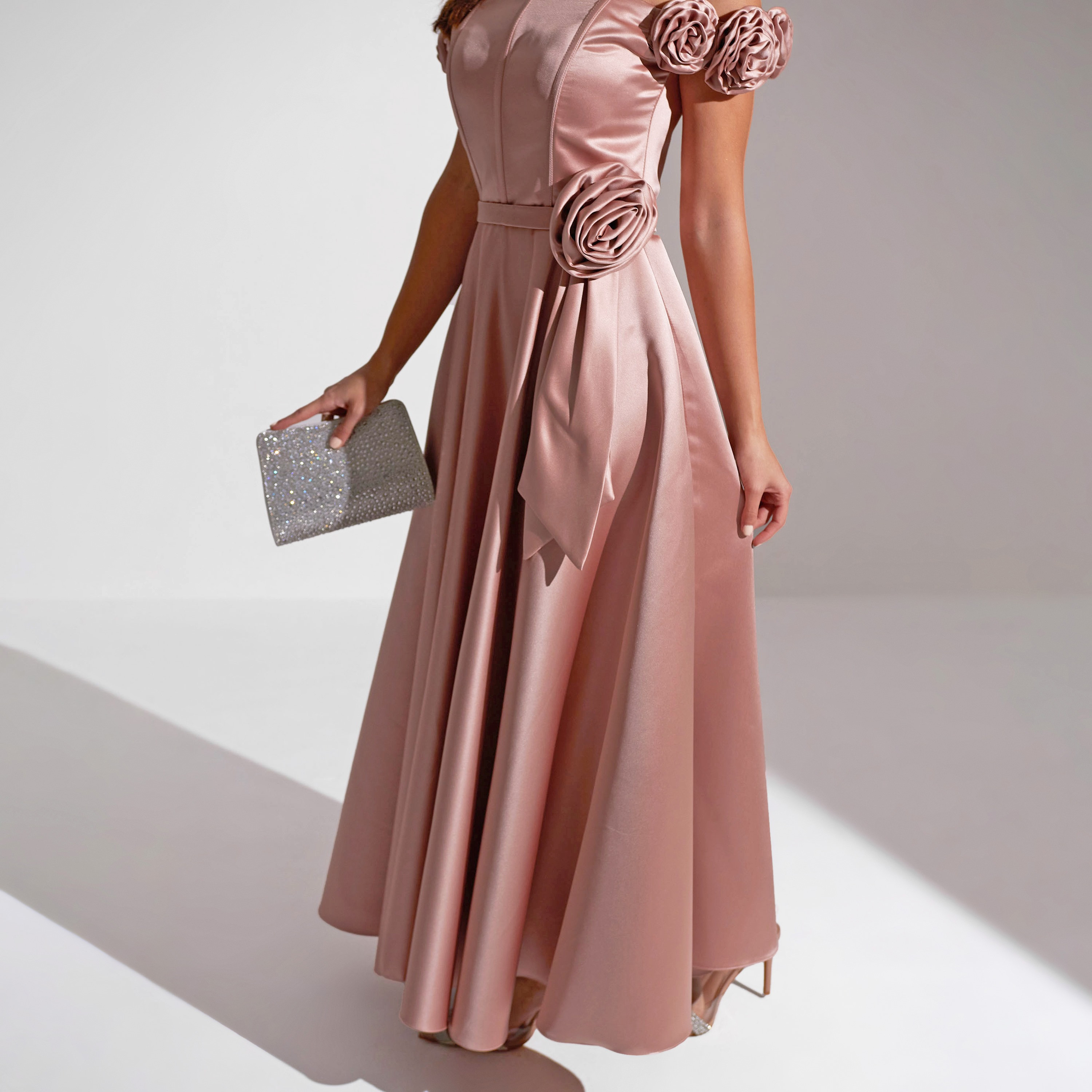 فستان ماكسي نسائي مزين بتفاصيل وردية من الساتان من أكاديا-women-clothing-dresses-image-9