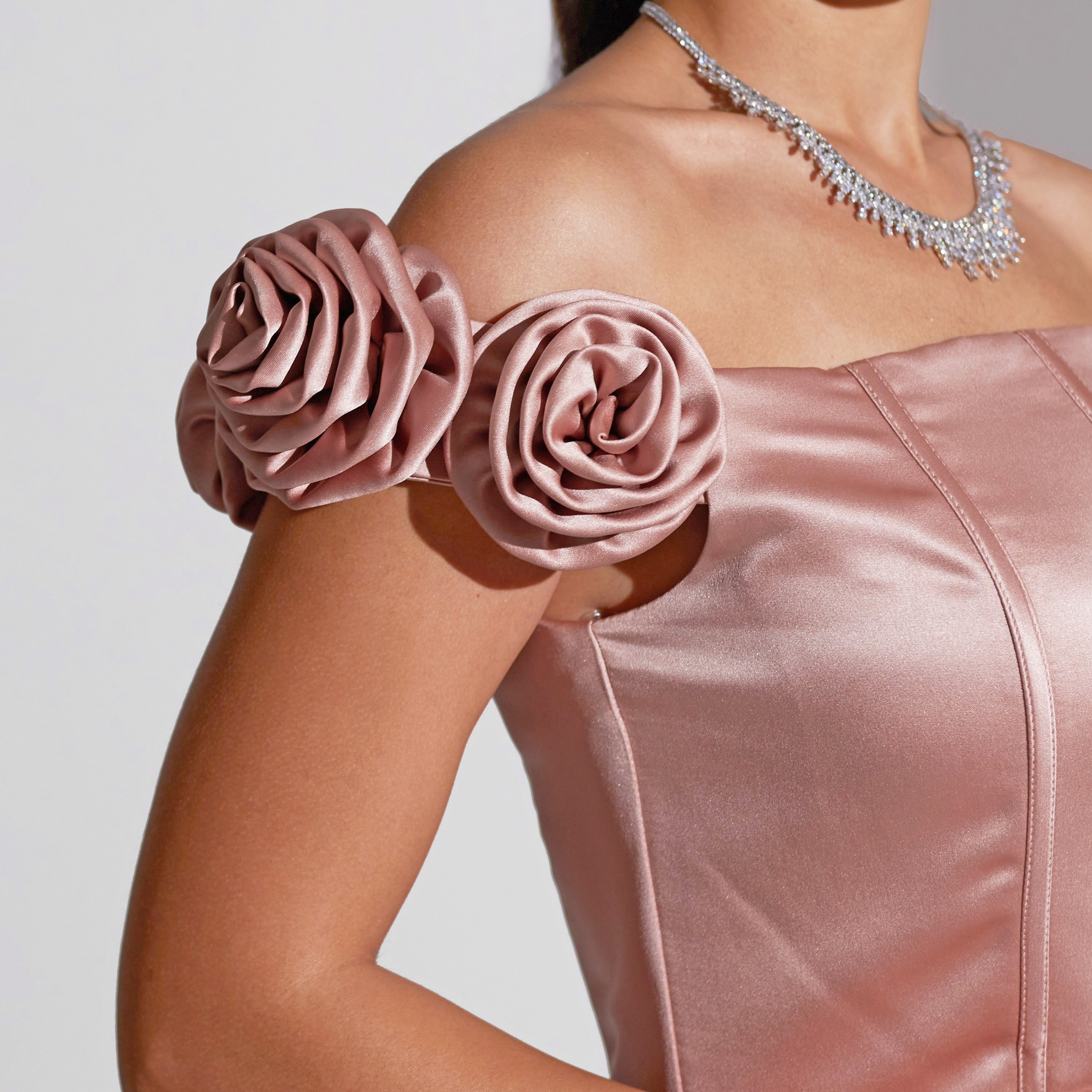 فستان ماكسي نسائي مزين بتفاصيل وردية من الساتان من أكاديا-women-clothing-dresses-image-11