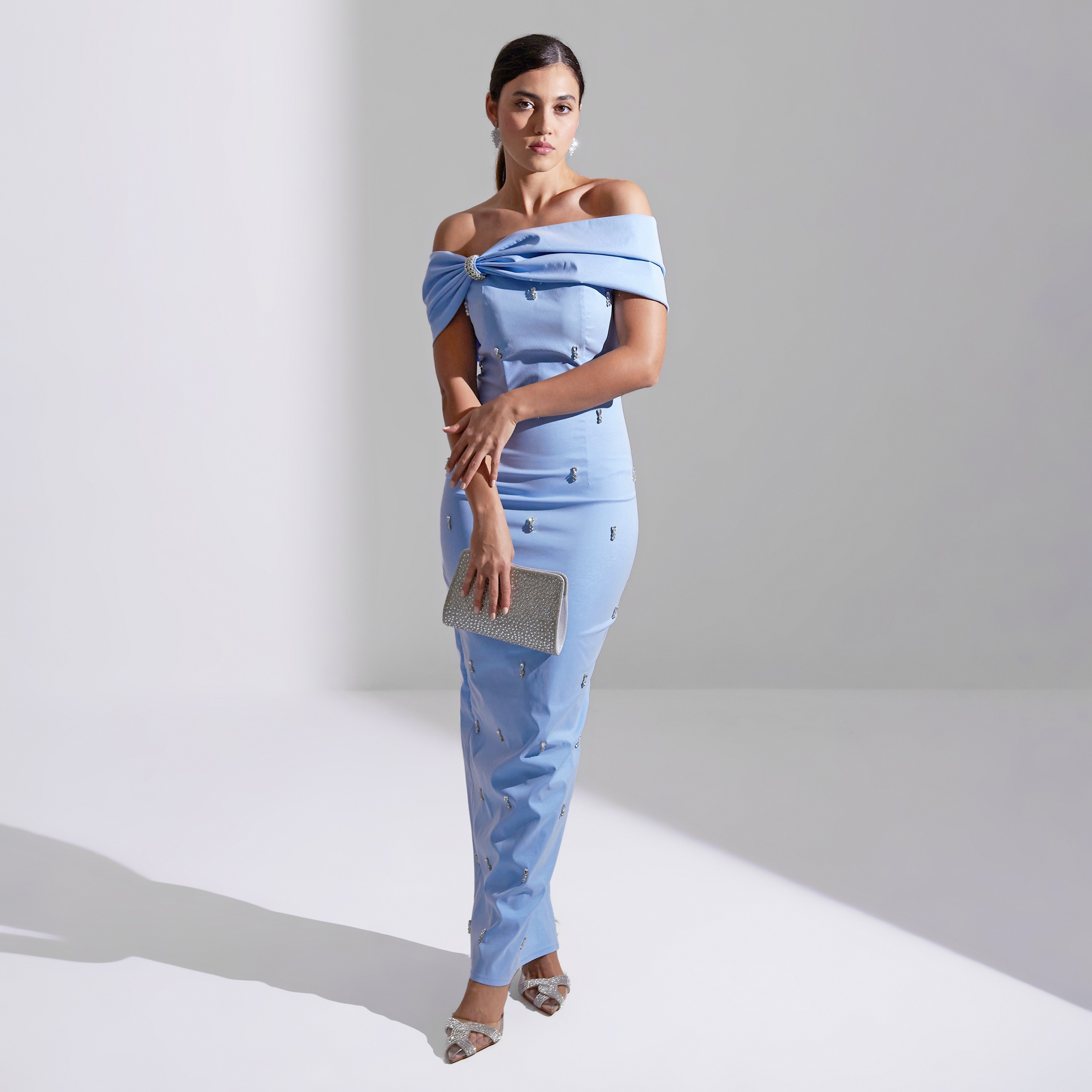 فستان سهرة ماكسي نسائي من أكاديا بأكمام مكشوفة ومزين بالكريستالات المتناثرة-women-clothing-dresses-image-1