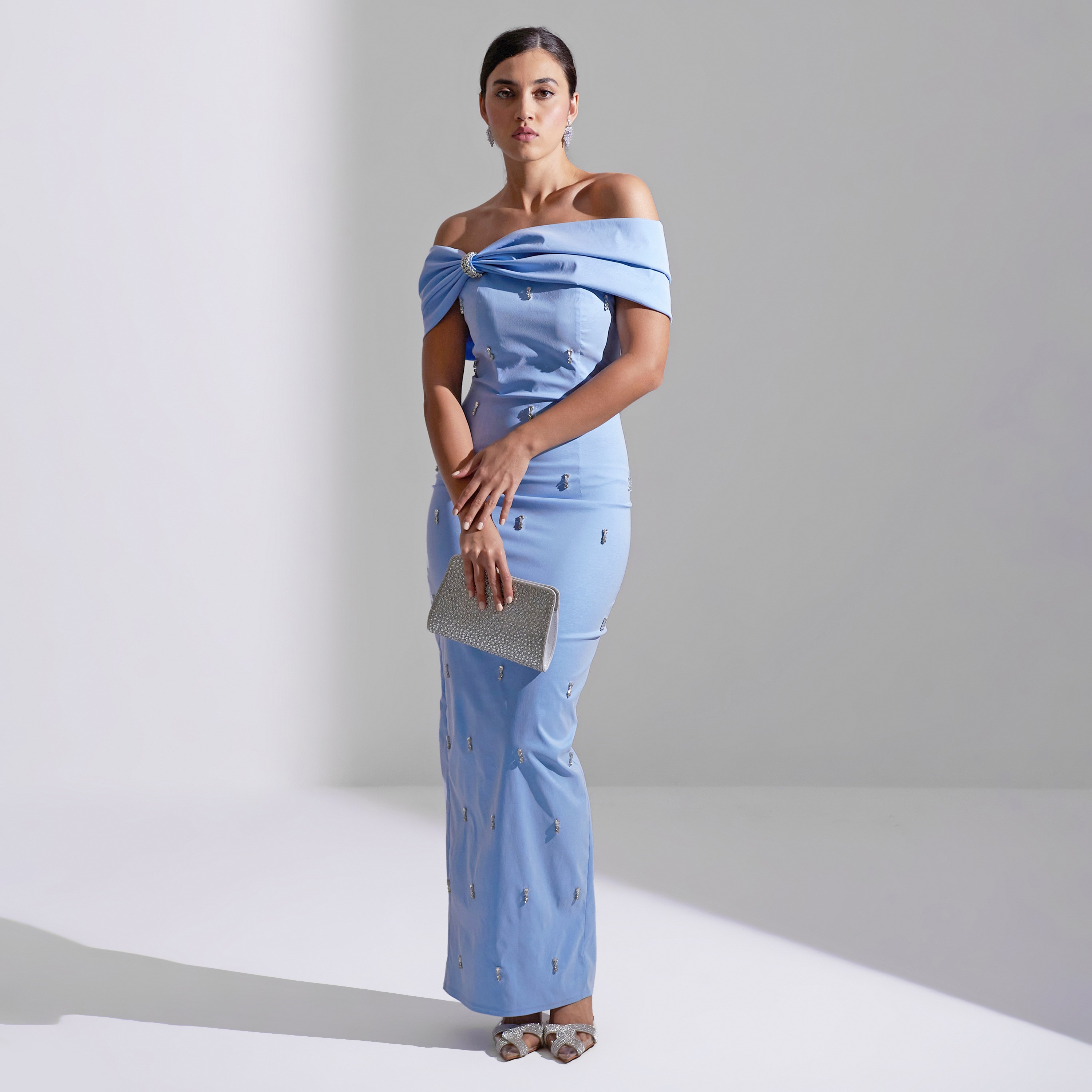 فستان سهرة ماكسي نسائي من أكاديا بأكمام مكشوفة ومزين بالكريستالات المتناثرة-women-clothing-dresses-image-2