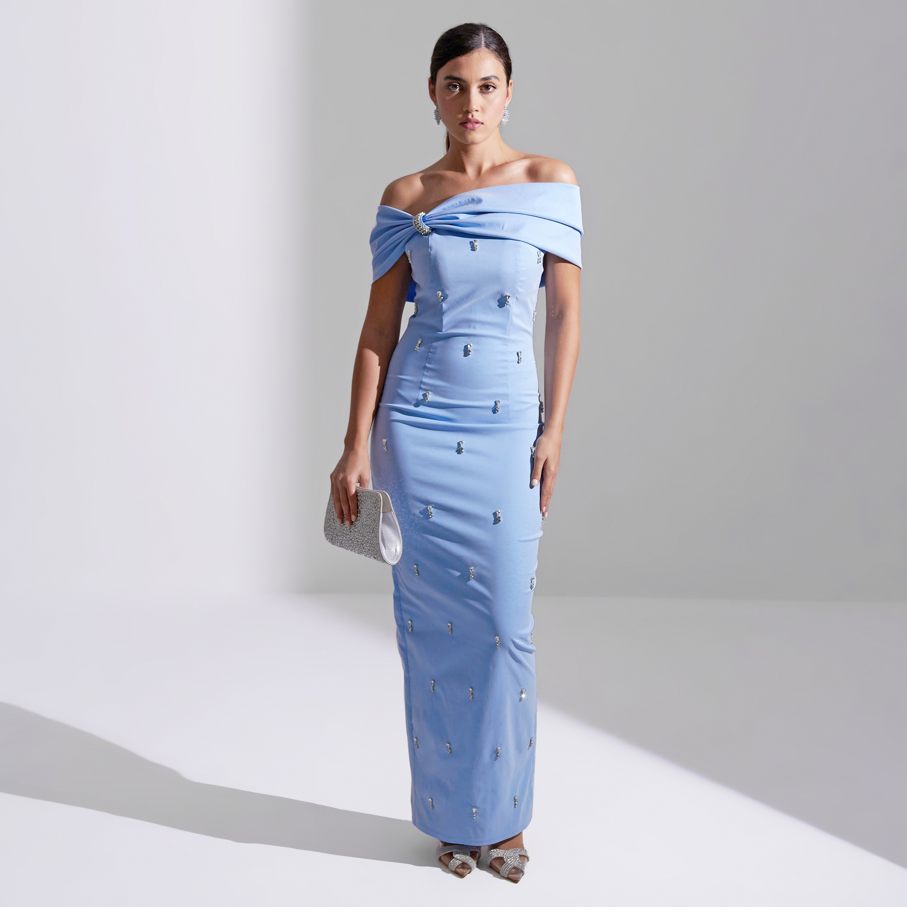 فستان سهرة ماكسي نسائي من أكاديا بأكمام مكشوفة ومزين بالكريستالات المتناثرة-women-clothing-dresses-image-4