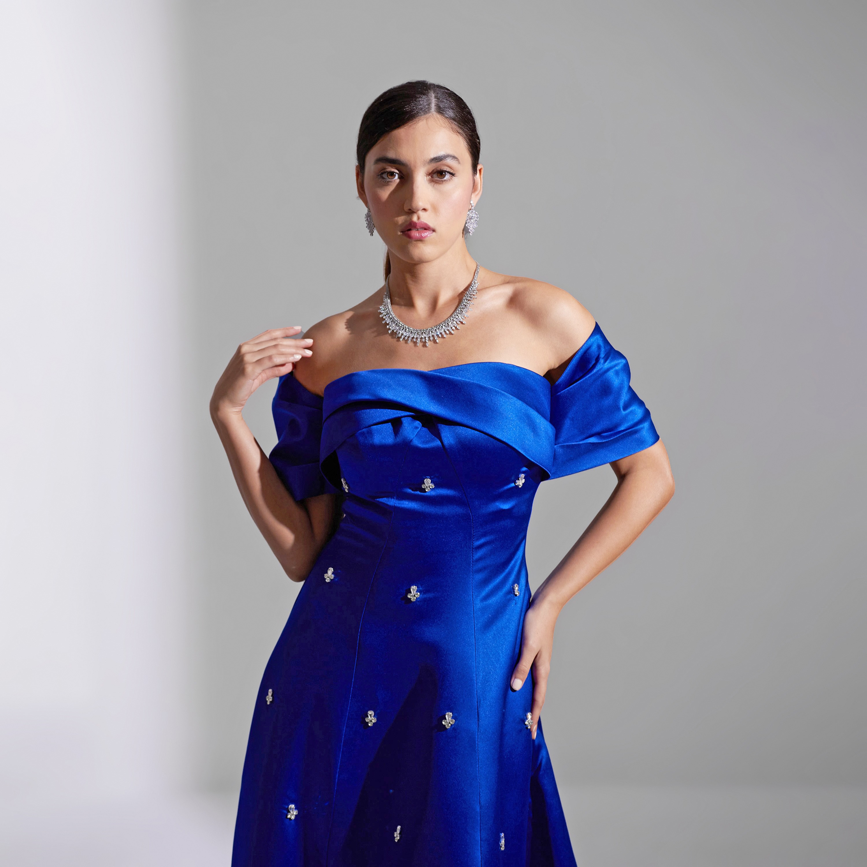 فستان سهرة ماكسي نسائي مكشوف الكتفين من الساتان من أكاديا-women-clothing-dresses-image-17