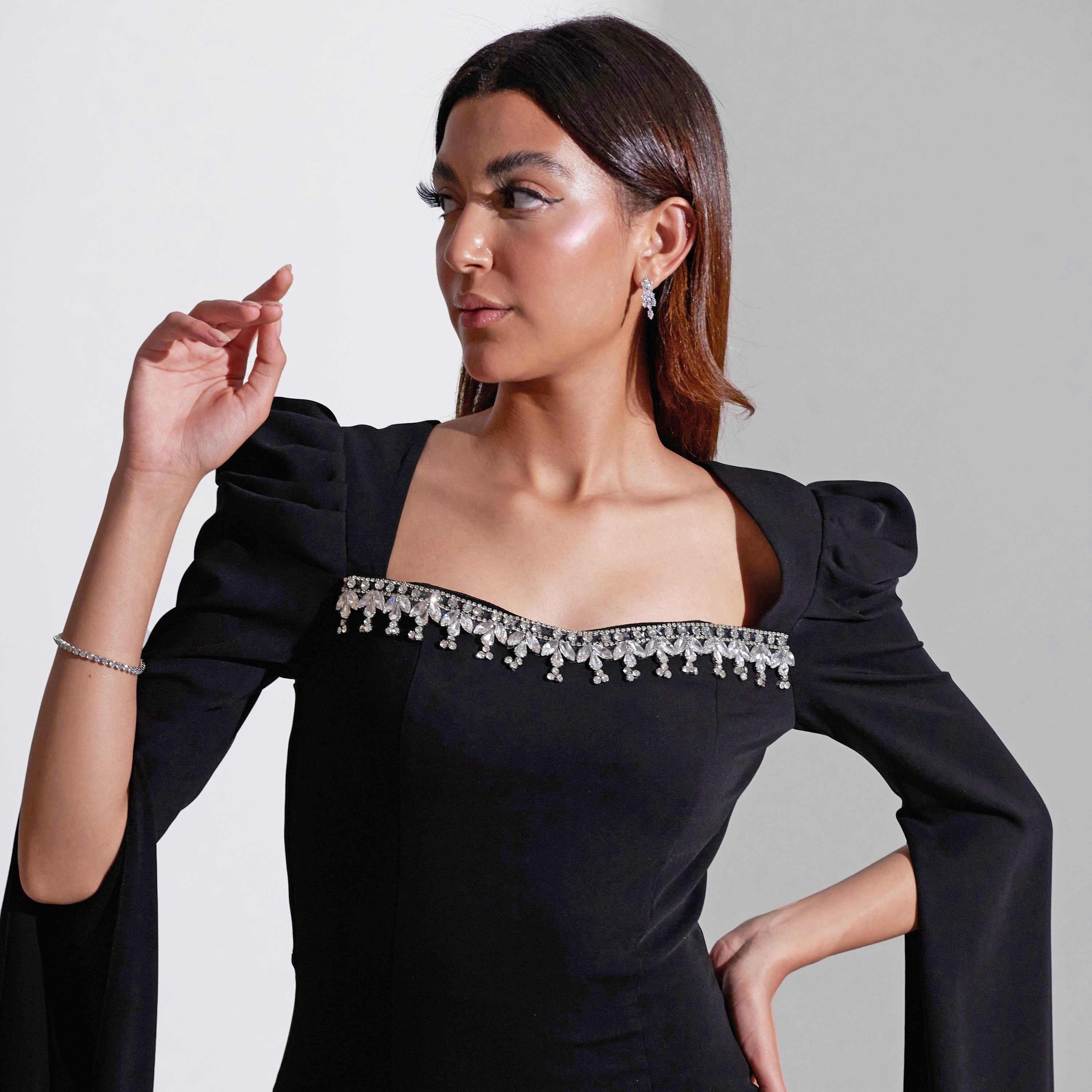 فستان سهرة ماكسي نسائي من أكاديا بتفاصيل من الكريب وصدرية من الكريستال-women-clothing-dresses-image-4