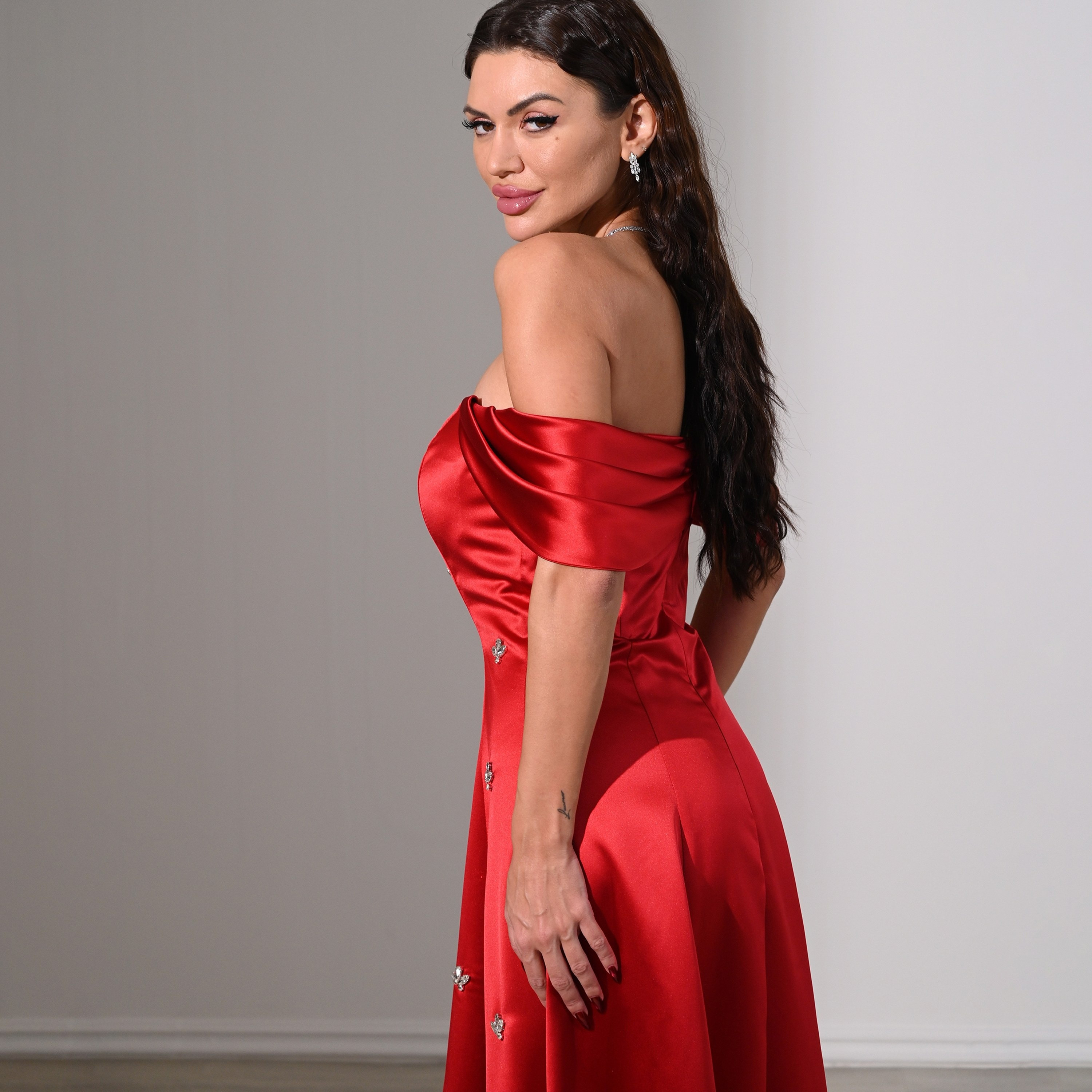 فستان سهرة نسائي طويل ماكسي من الساتان بتطريز كريستالي وأكتاف مكشوفة وقصة واسعة من أكاديا-women-clothing-dresses-image-21