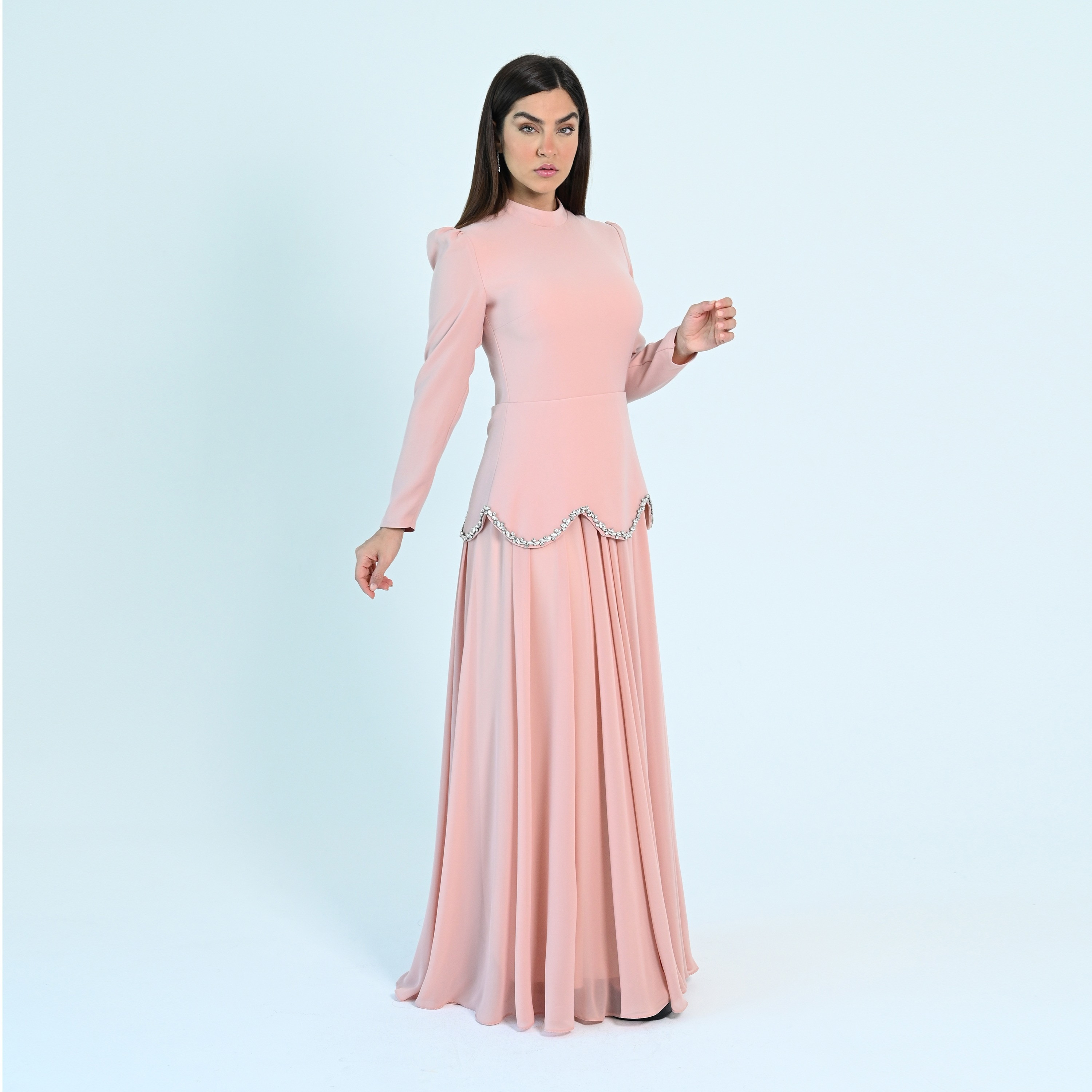 فستان سهرة نسائي طويل ماكسي من الشيفون بتفاصيل كريستالية وياقة وهمية وطيات من أكاديا-women-clothing-dresses-image-9