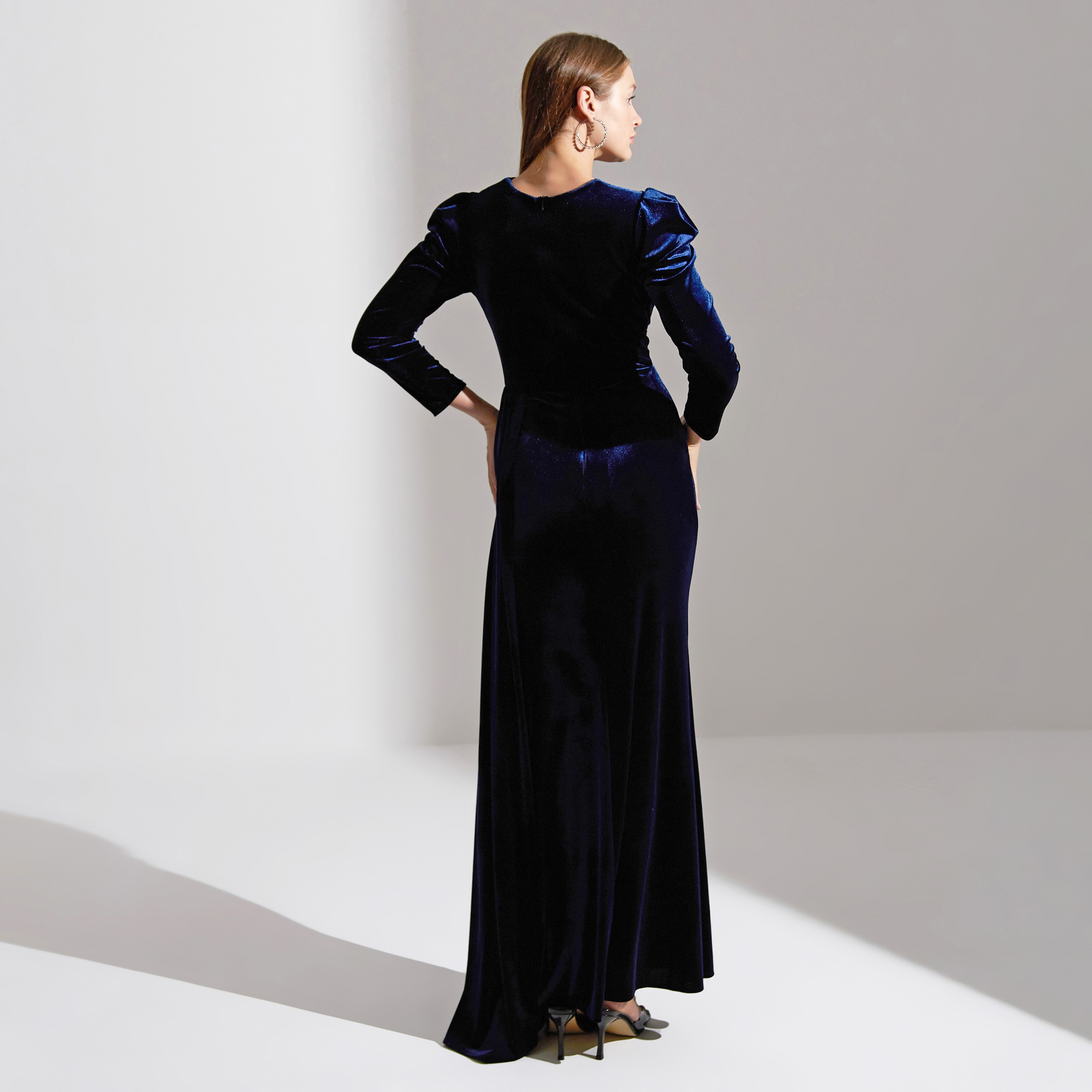 فستان ماكسي نسائي من أكاديا مخملي بأكمام منفوخة وذيل جانبي للسهرات-women-clothing-dresses-image-3