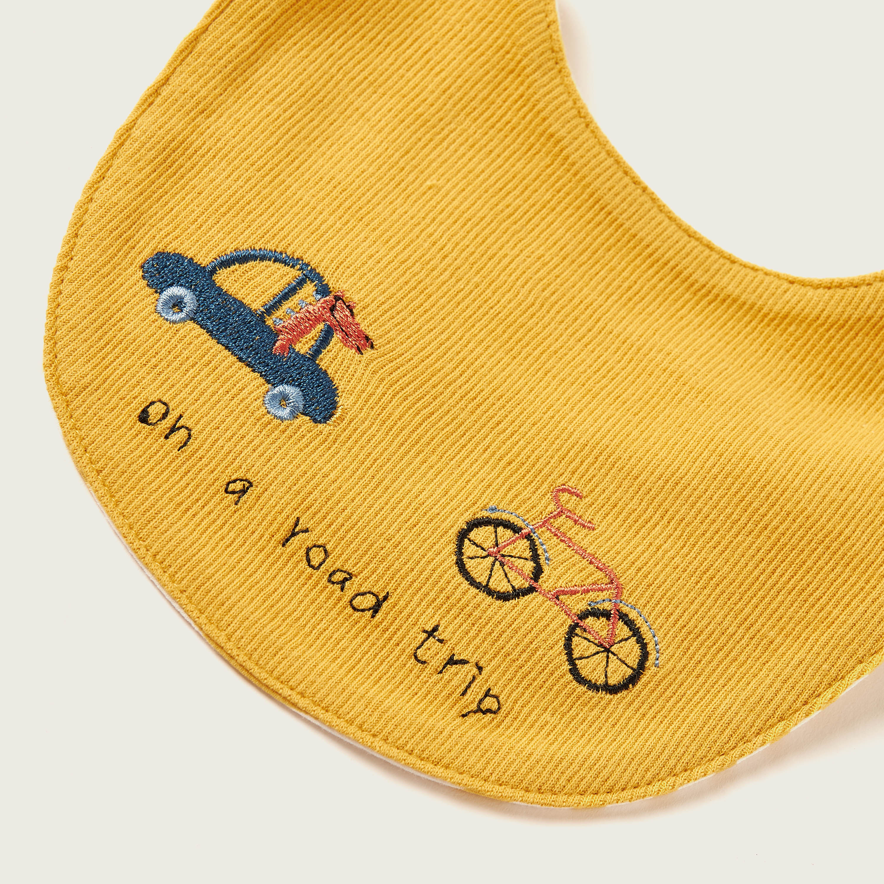 مريلة مطرزة بزر إغلاق كبّاس من جونيورز-baby-feeding-bibs-image-2