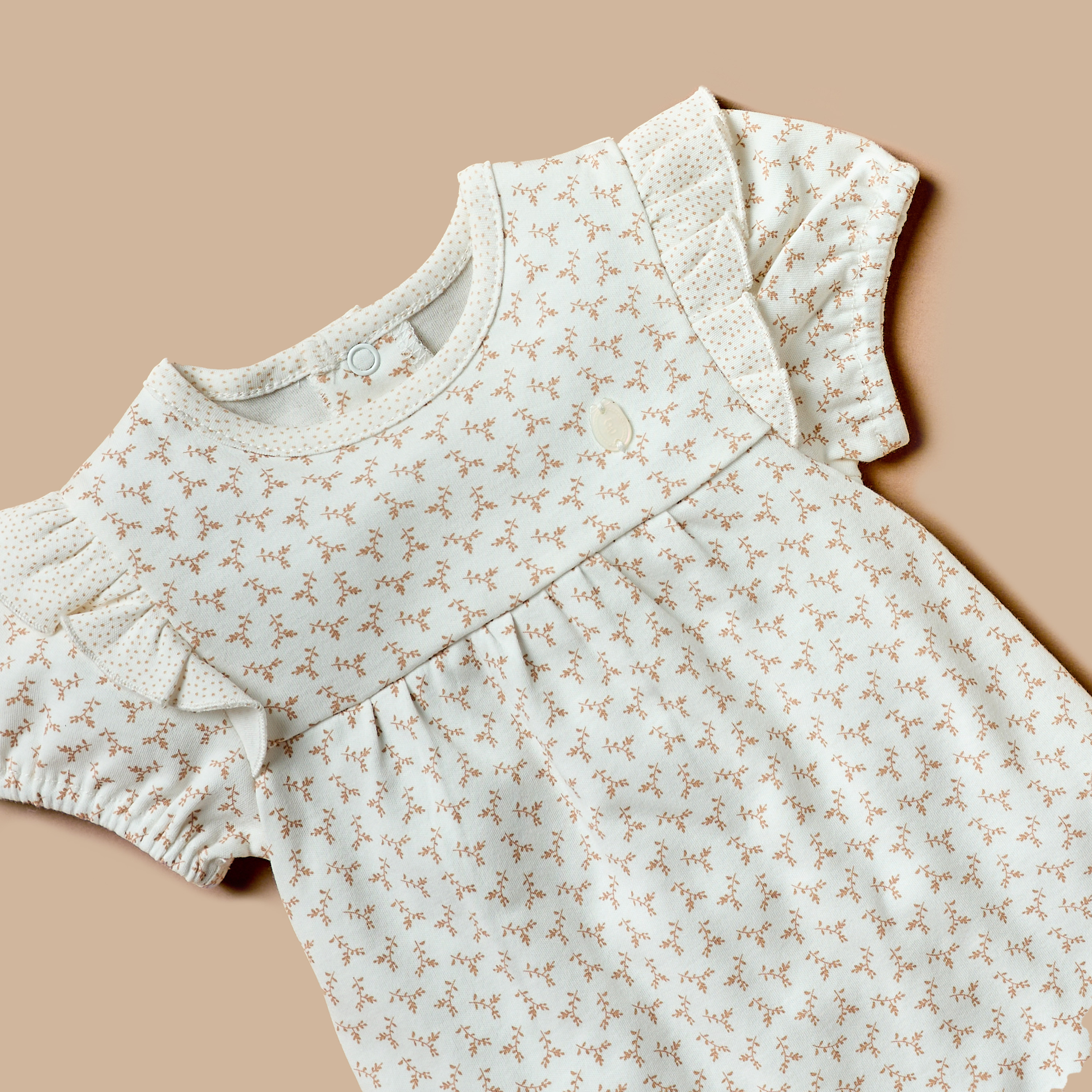 أفرول بأزرار إغلاق كبّاسة وتفاصيل كشكش وطبعات أزهار من جيجلز-baby-girls-clothing-rompers-image-3