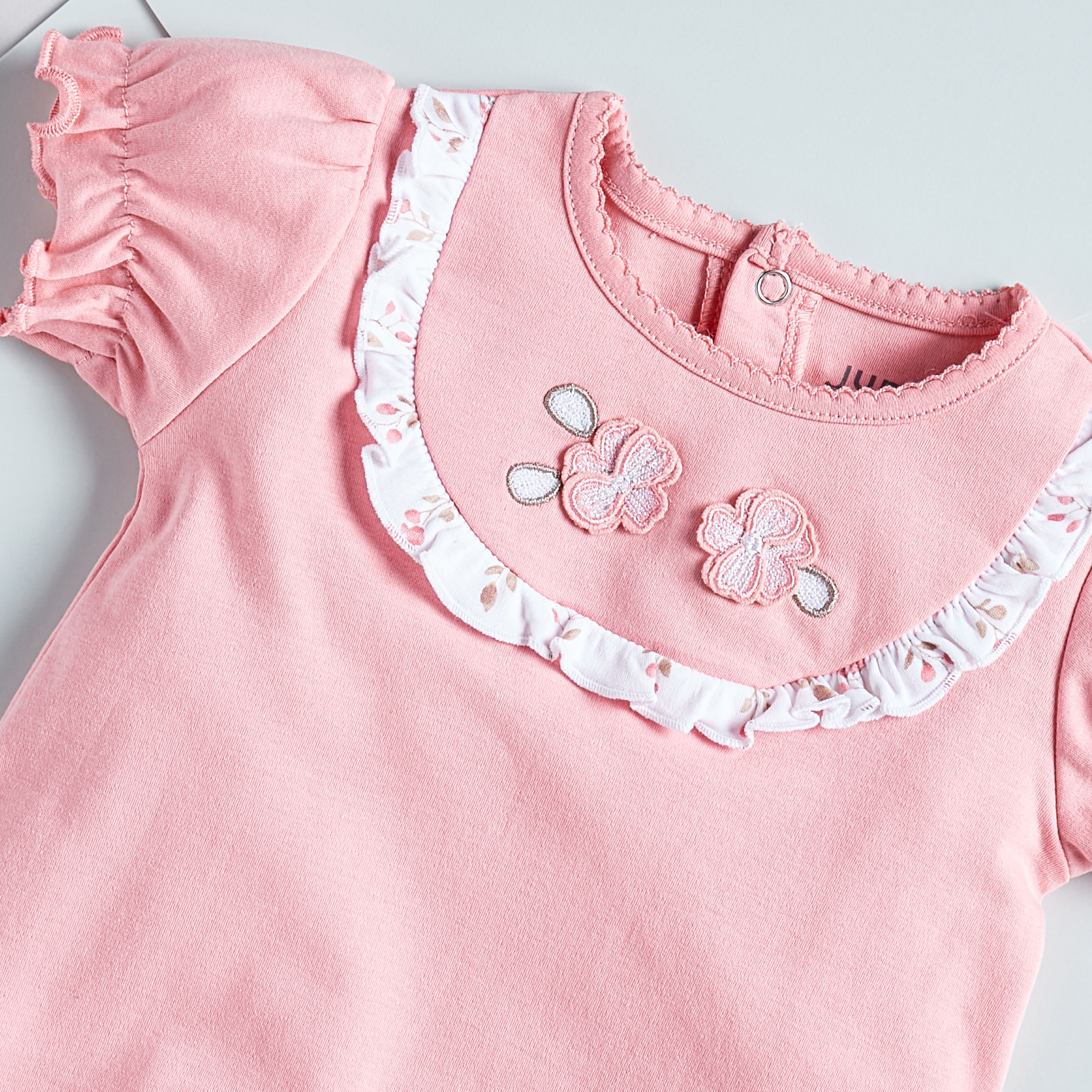 أفرول بأكمام منفوخة وتزيينات أزهار من جونيورز-baby-girls-clothing-rompers-image-2