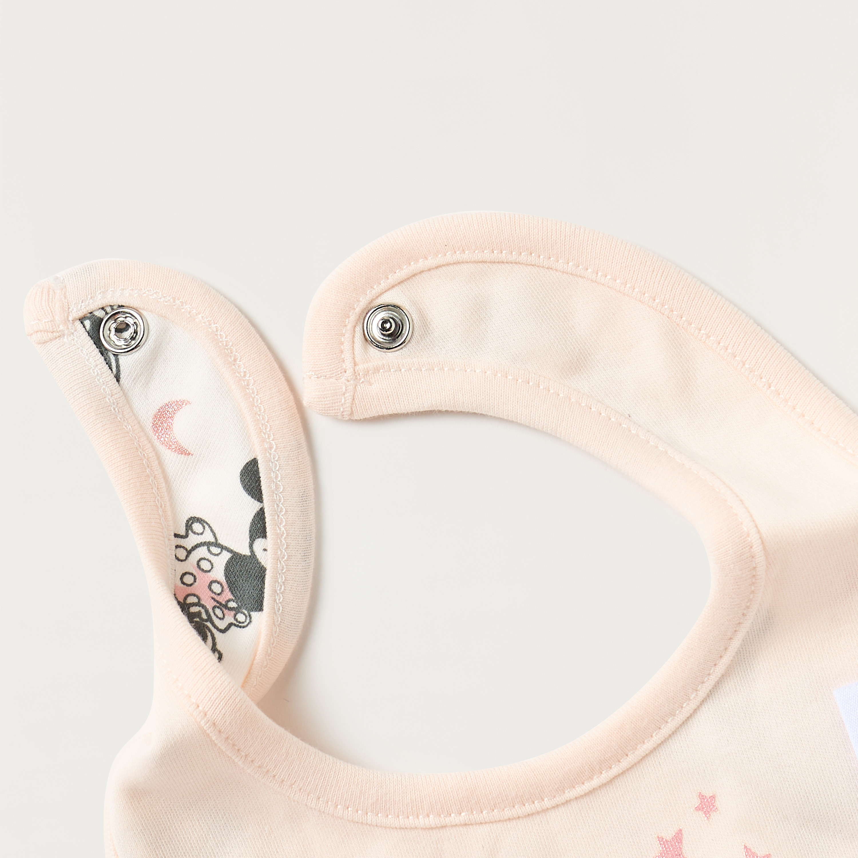 مريلة بطبعات ميكي وميني ماوس مع زر إغلاق كبّاس من ديزني-baby-feeding-bibs-image-4