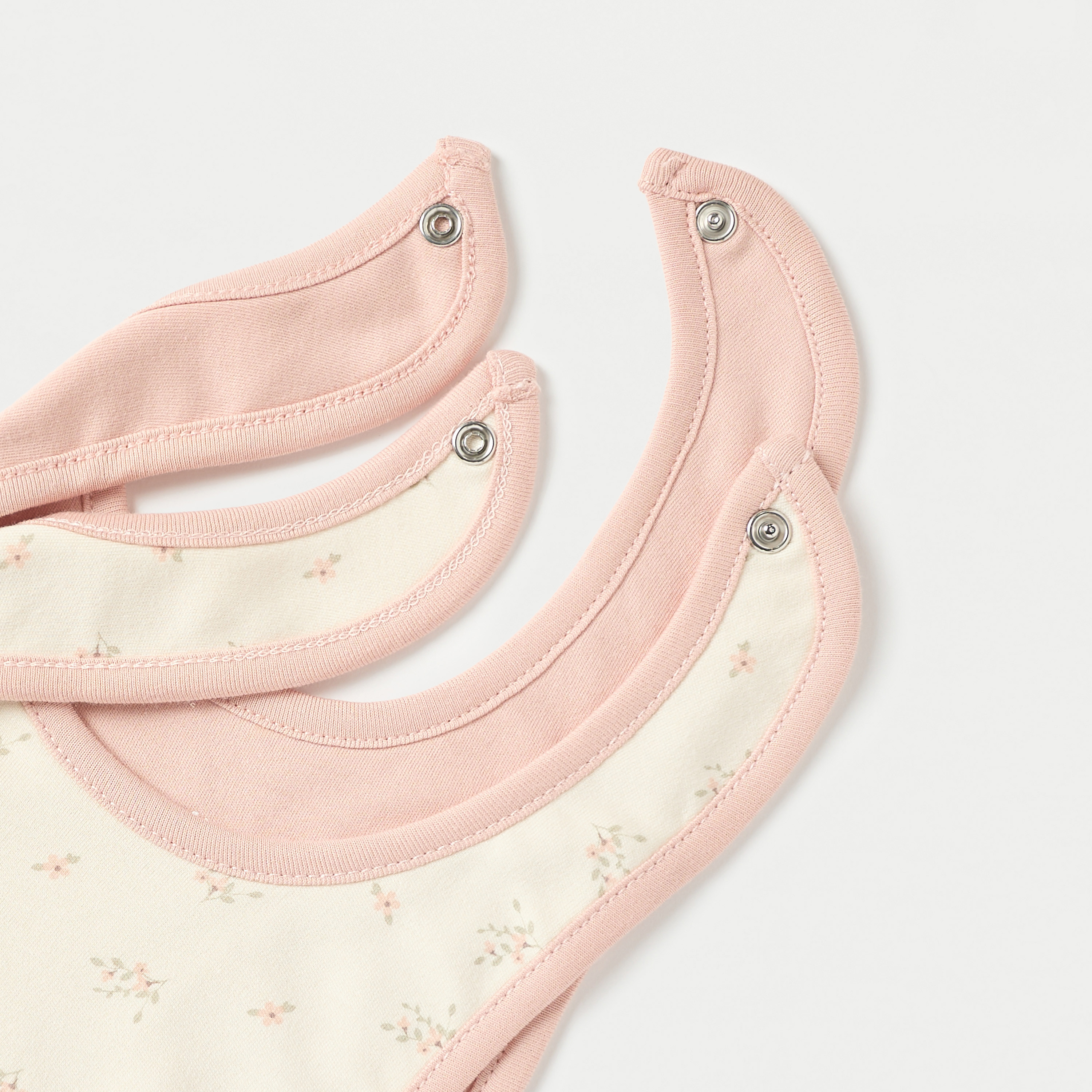 مرايل بطبعات وأزرار إغلاق من جونيورز - طقم من قطعتين-baby-feeding-bibs-image-5