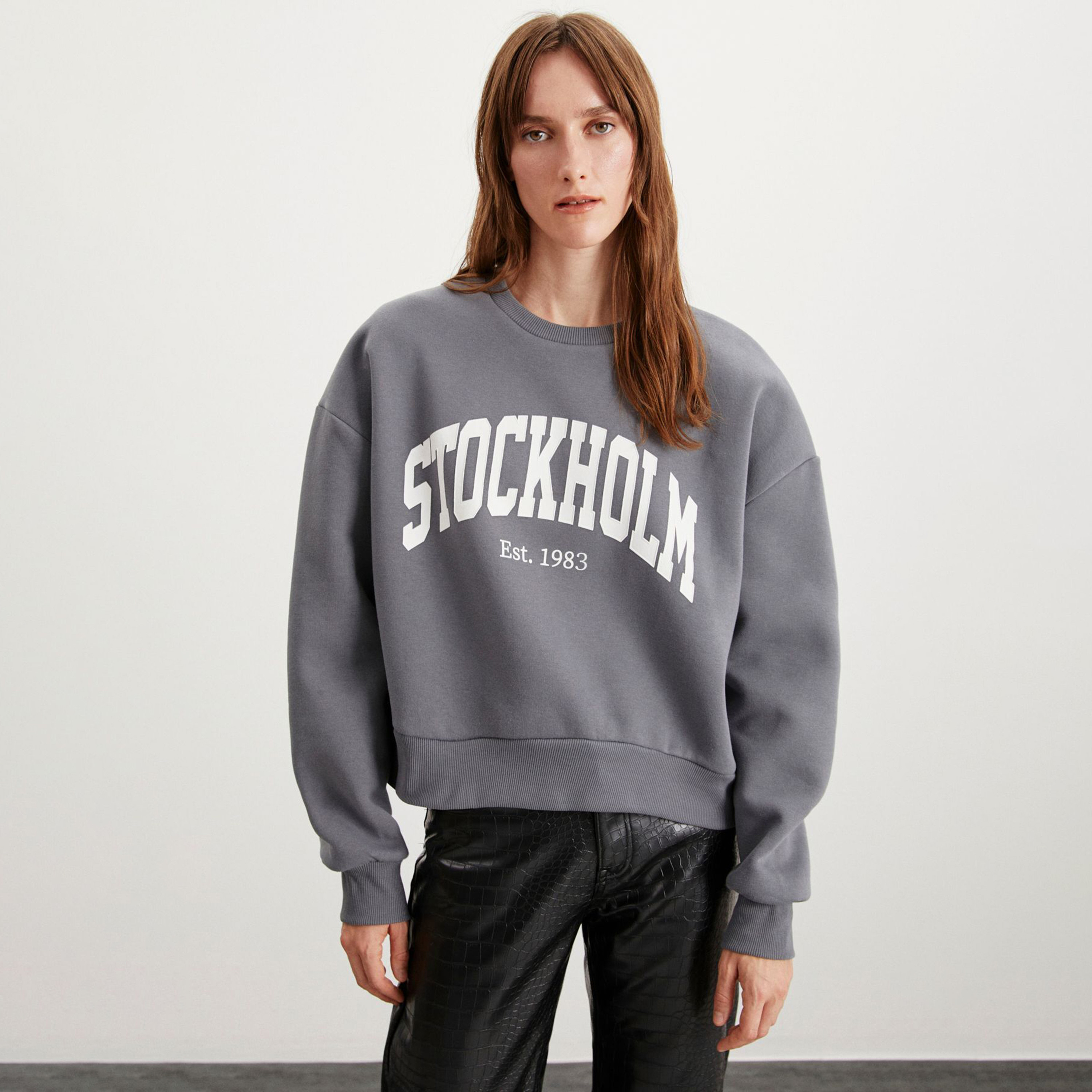 سويت شيرت نسائي باللون الرمادي بطبعة نص من جريميلانج-women-winterwear-hoodiesandsweatshirts-sweatshirts-image-1