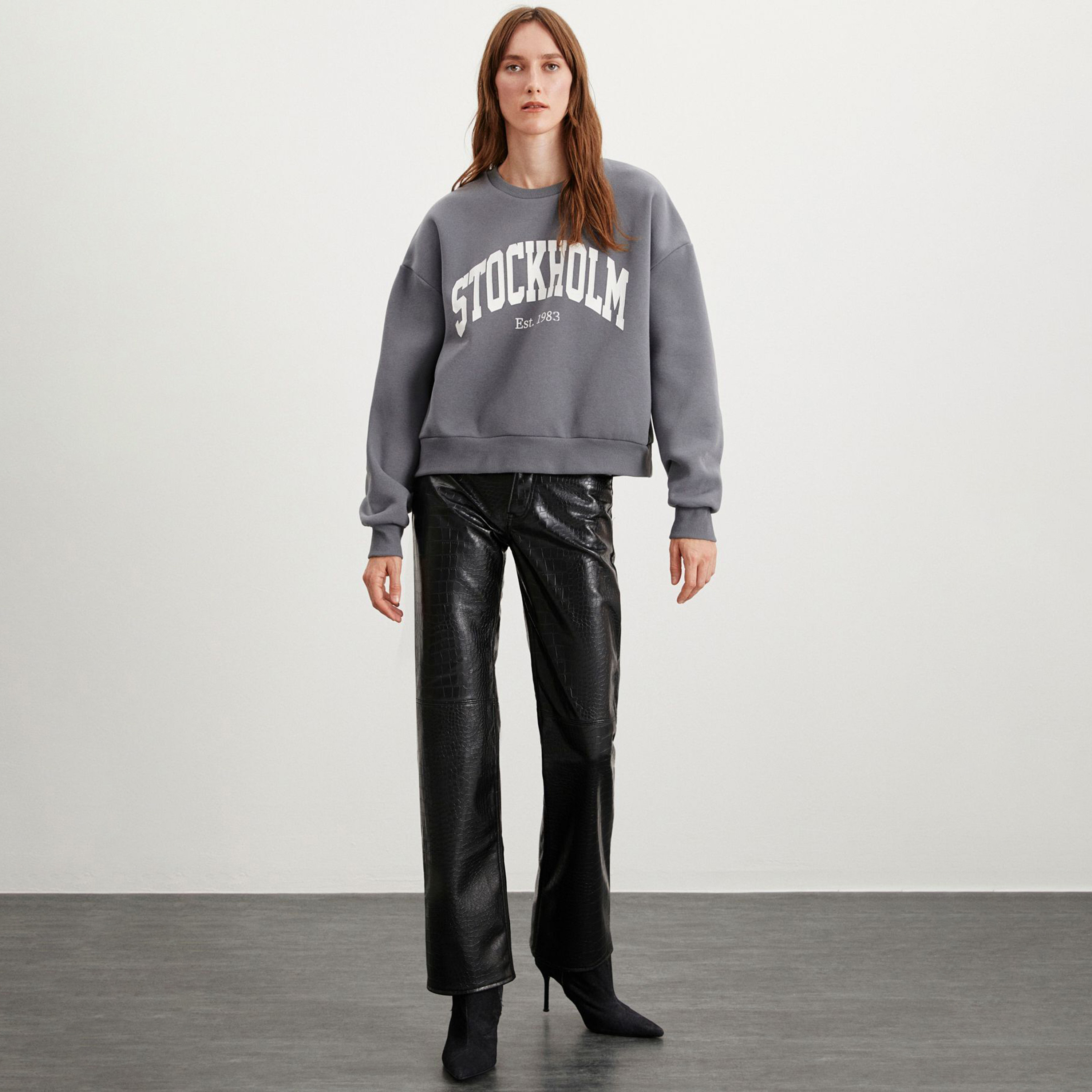 سويت شيرت نسائي باللون الرمادي بطبعة نص من جريميلانج-women-winterwear-hoodiesandsweatshirts-sweatshirts-image-2