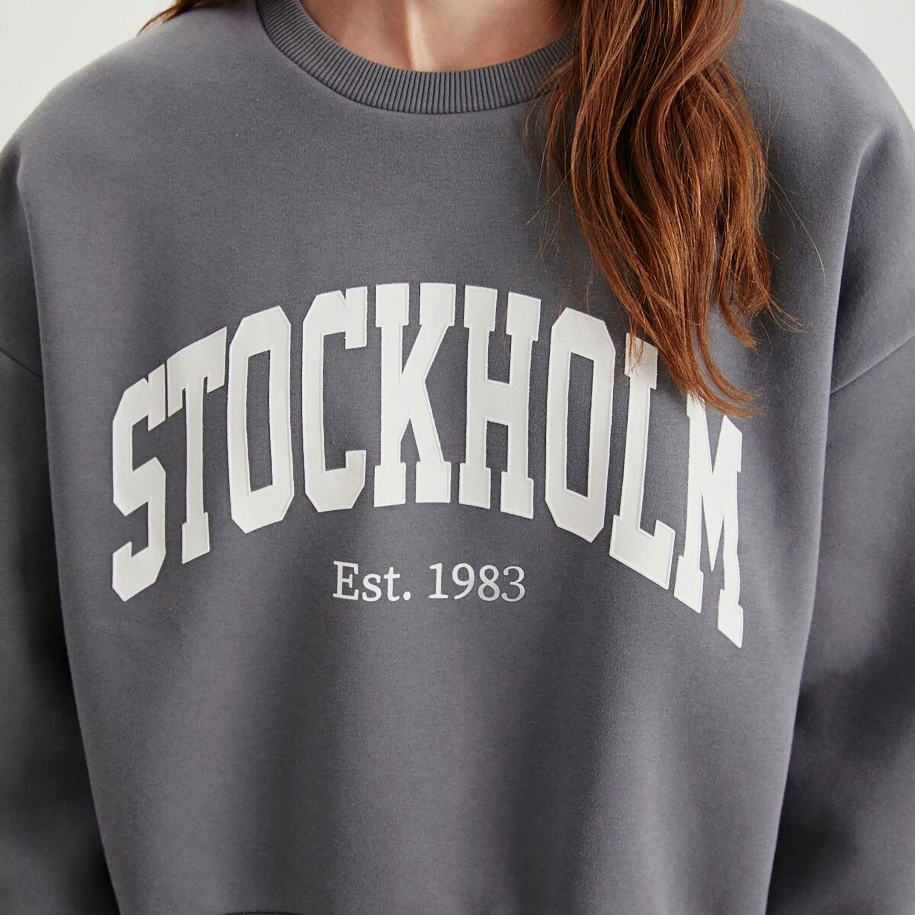 سويت شيرت نسائي باللون الرمادي بطبعة نص من جريميلانج-women-winterwear-hoodiesandsweatshirts-sweatshirts-image-4