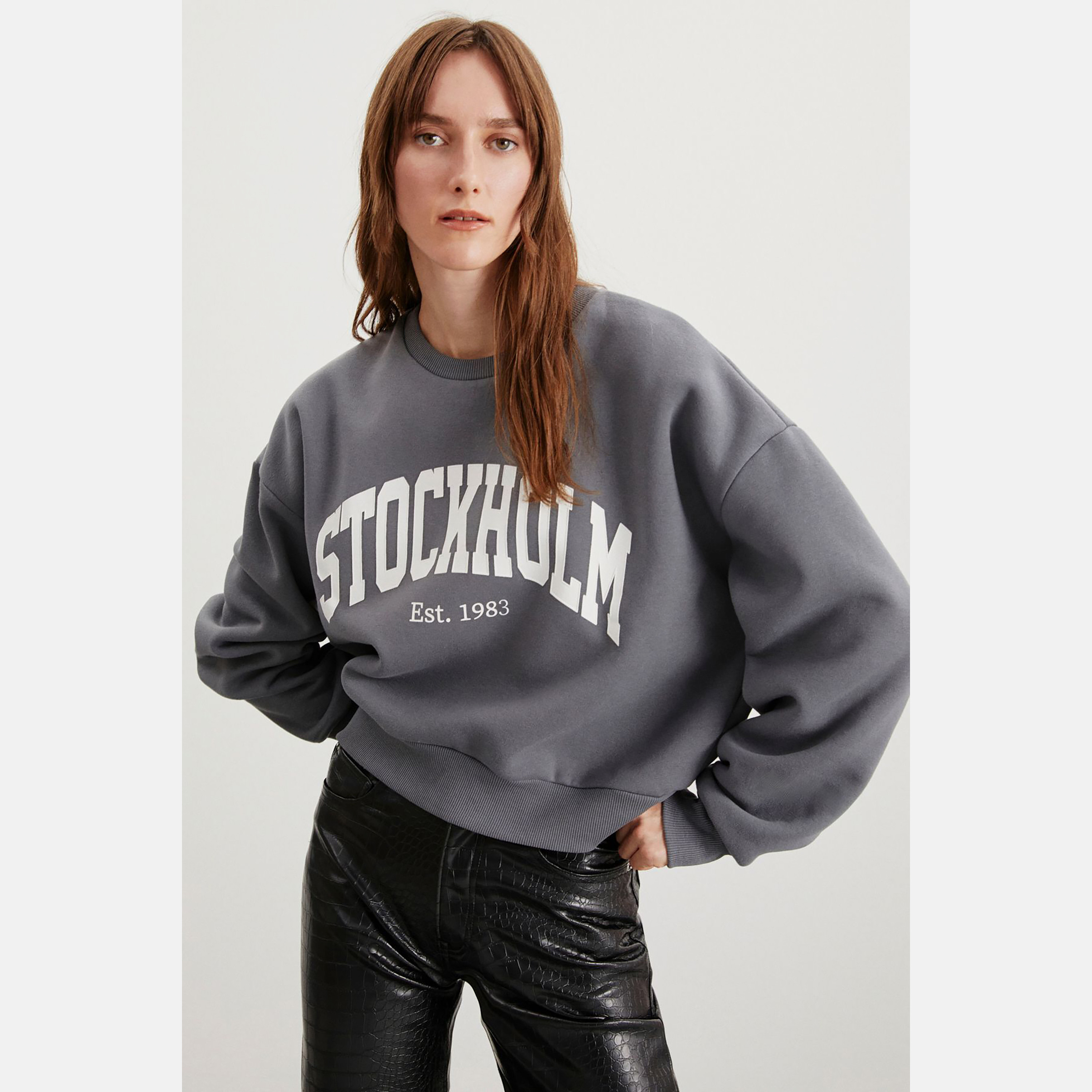 سويت شيرت نسائي باللون الرمادي بطبعة نص من جريميلانج-women-winterwear-hoodiesandsweatshirts-sweatshirts-image-5