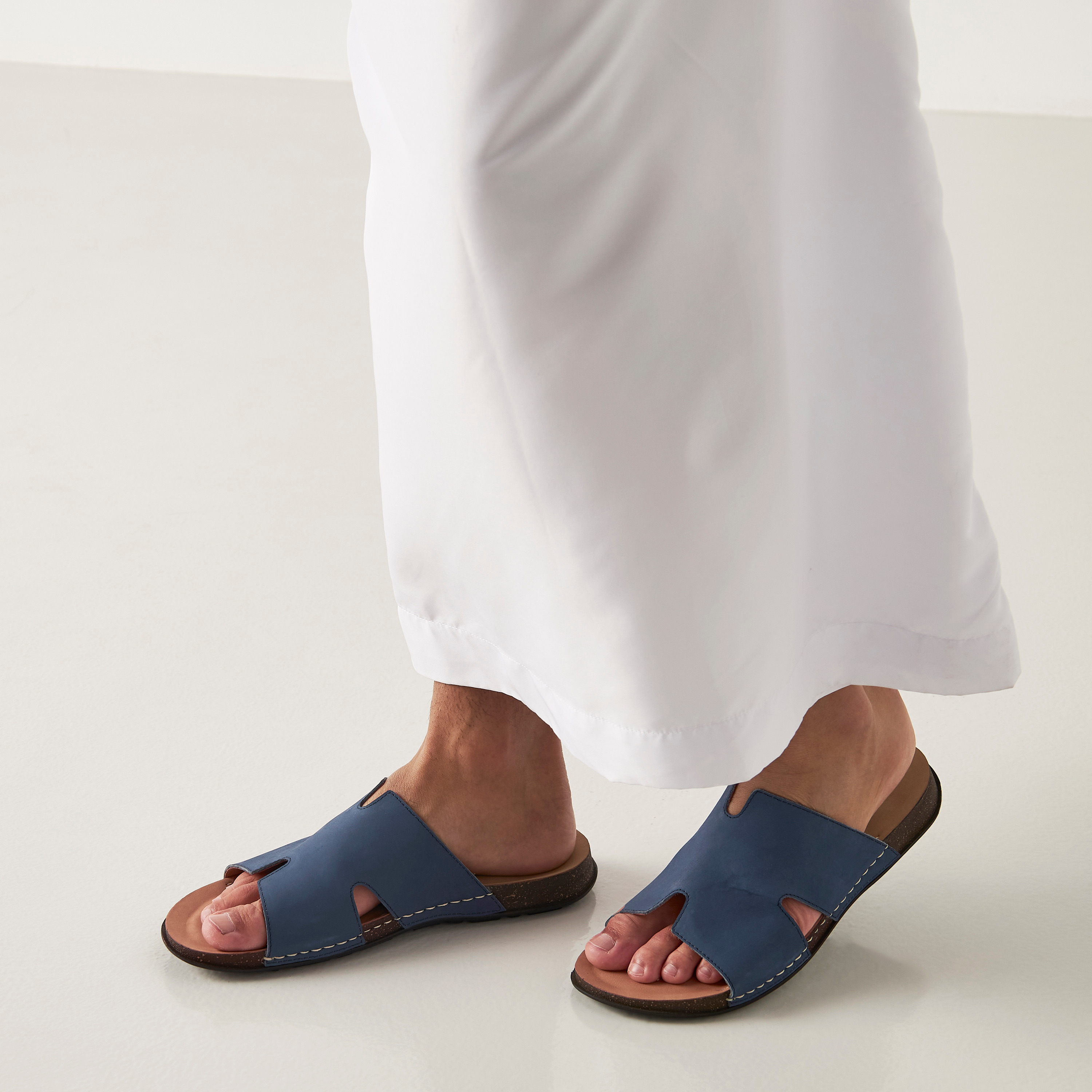 صندل سادة سهل الارتداء بمقدمة مستديرة من لو كونفورت-men-shoes-sandals-image-1
