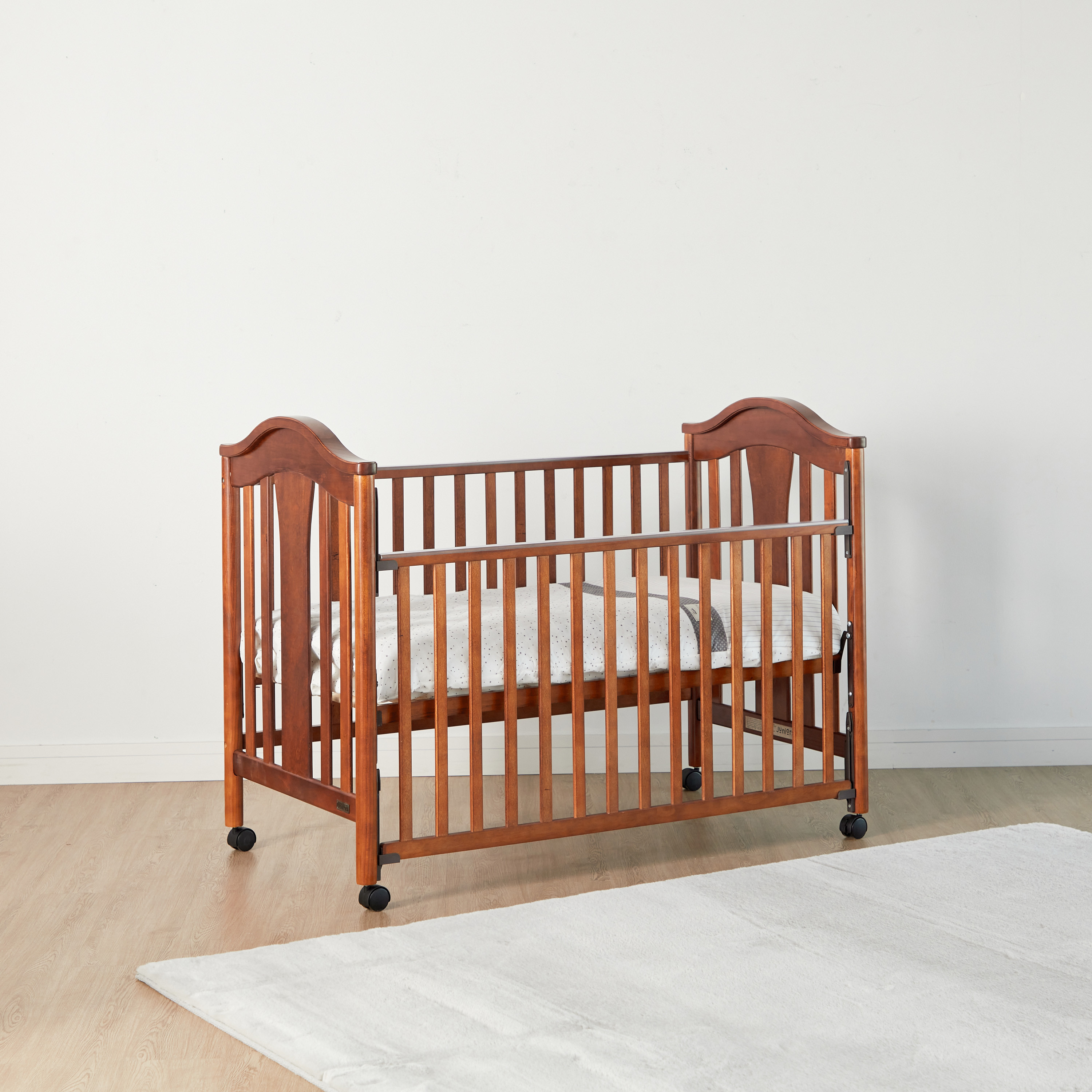 Juniors Arthur Wooden Baby Crib