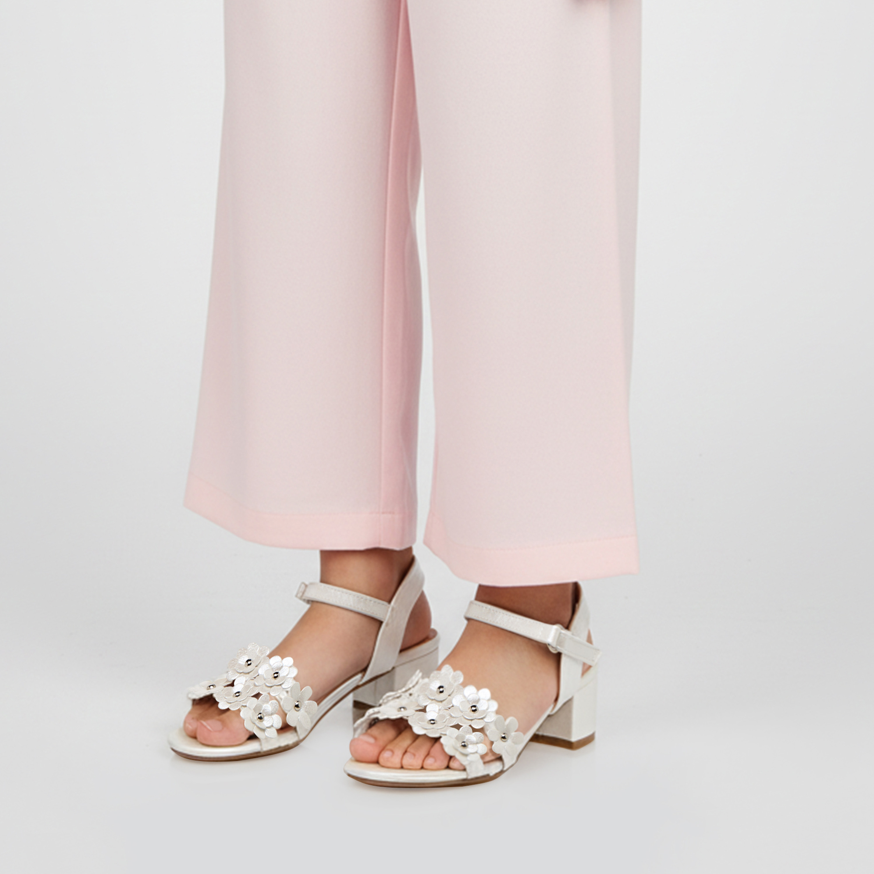 صندل بكعب سميك للبنات من فلورا بيلا-girls-shoes-sandals-image-2