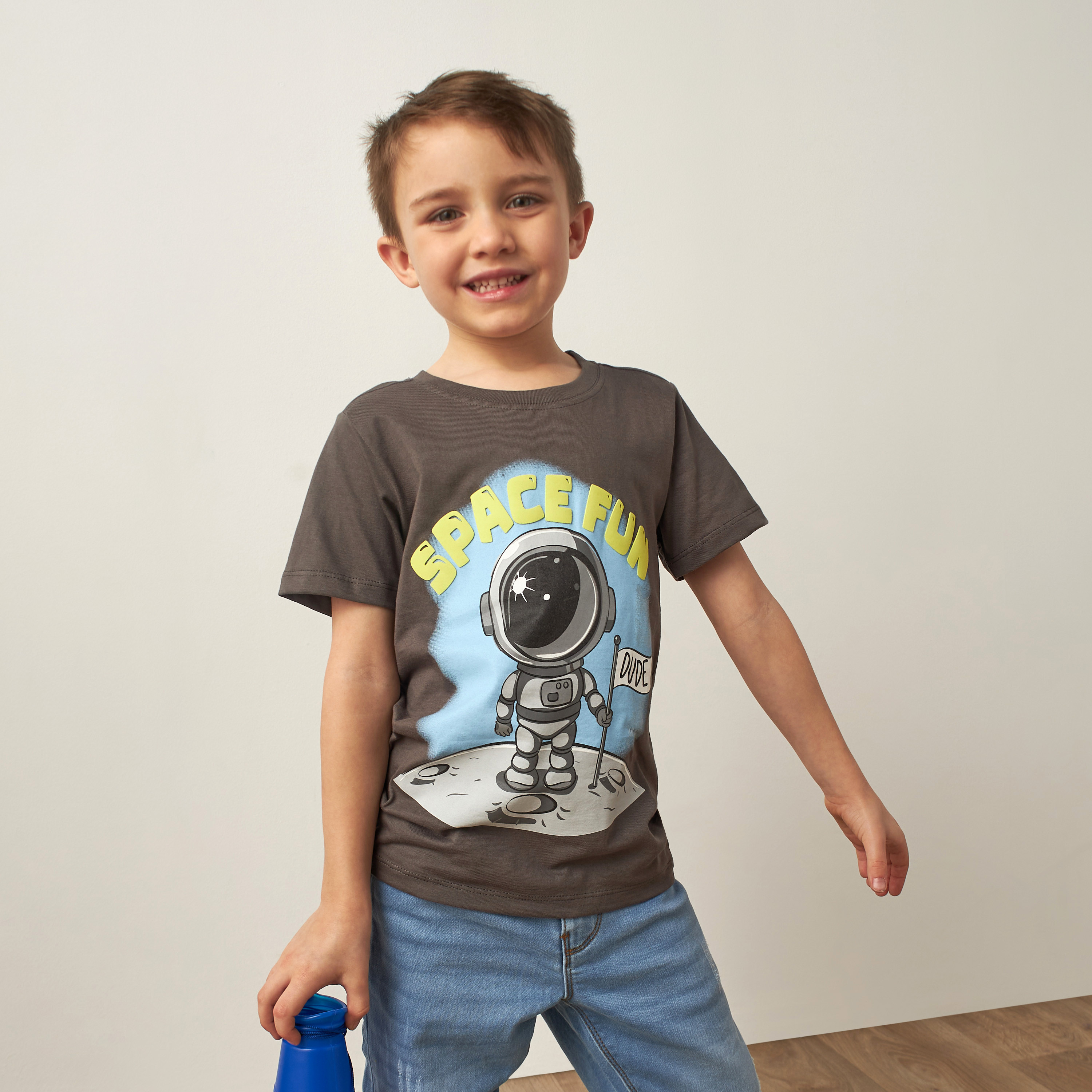 تيشيرت بياقة ضيقة وأكمام قصيرة وطبعات جرافيك من جونيورز-boys-clothing-tshirtsandpolos-image-1