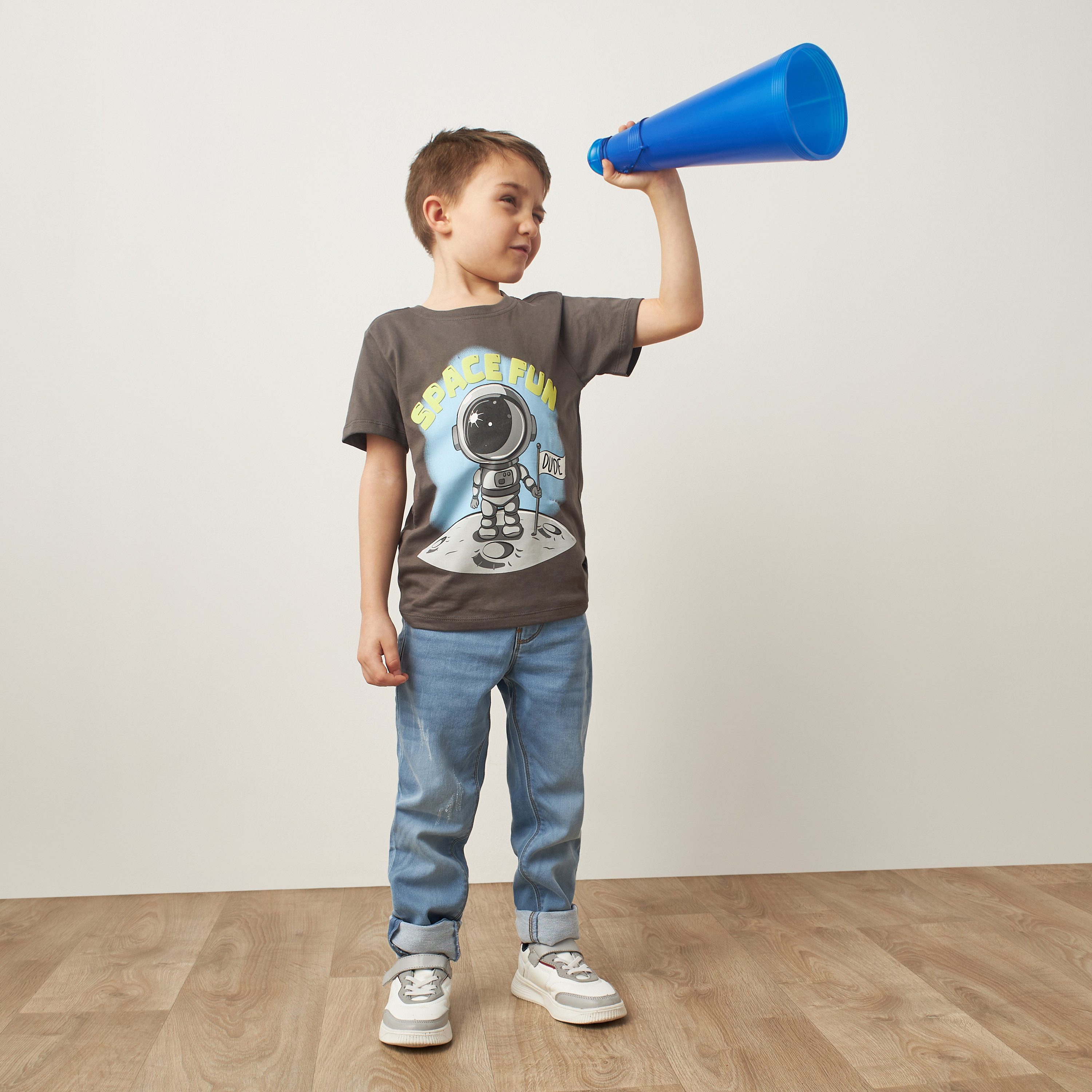 تيشيرت بياقة ضيقة وأكمام قصيرة وطبعات جرافيك من جونيورز-boys-clothing-tshirtsandpolos-image-2