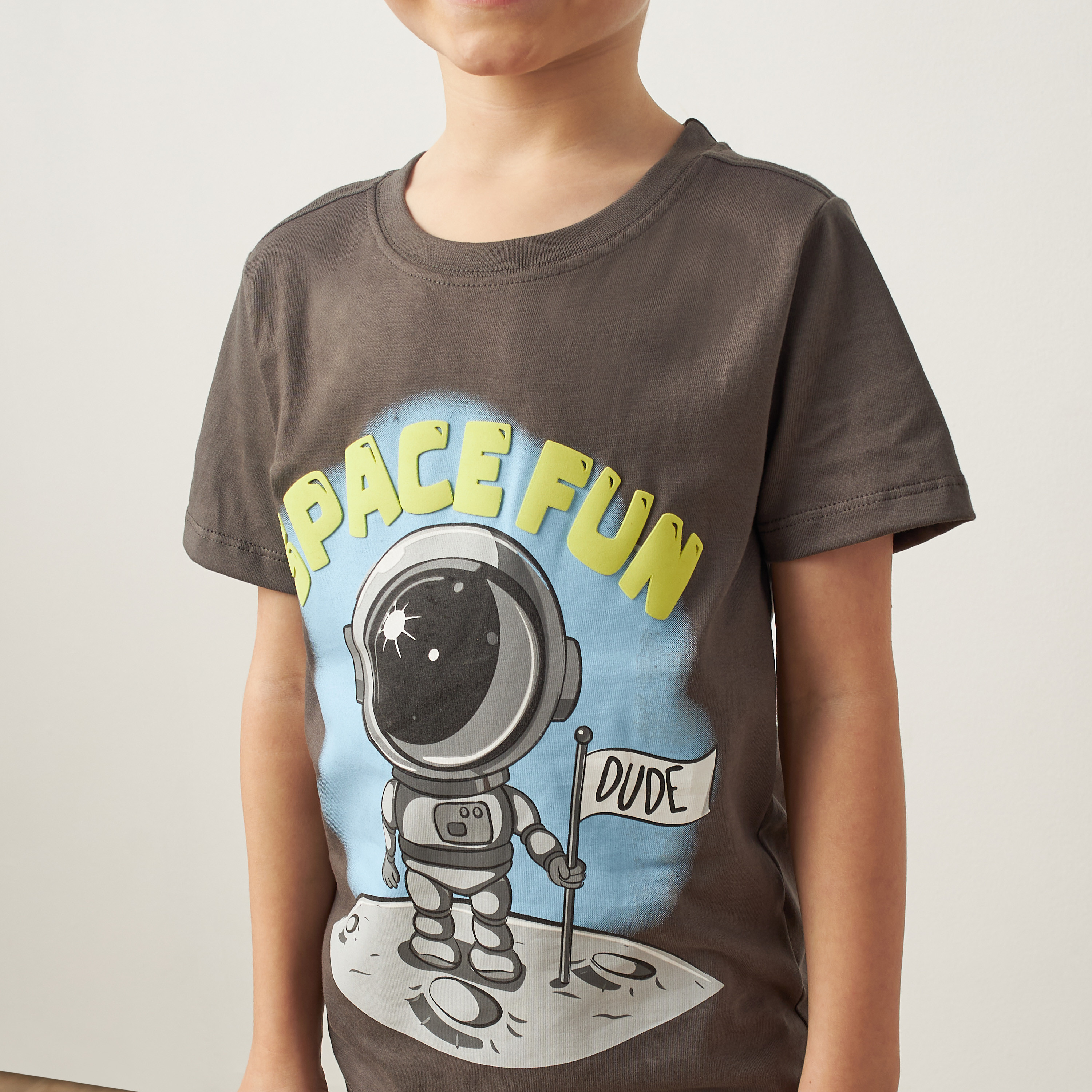 تيشيرت بياقة ضيقة وأكمام قصيرة وطبعات جرافيك من جونيورز-boys-clothing-tshirtsandpolos-image-3