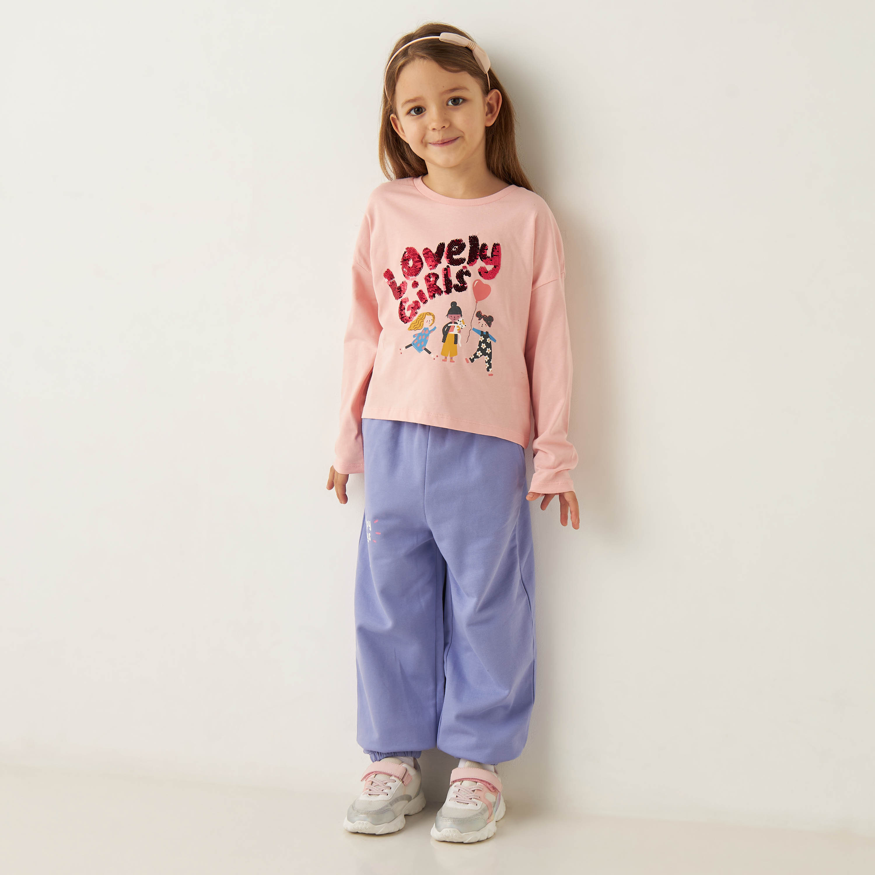 تيشيرت بأكمام طويلة مزيّن بالترتر من جونيورز-girls-clothing-tshirts-image-2