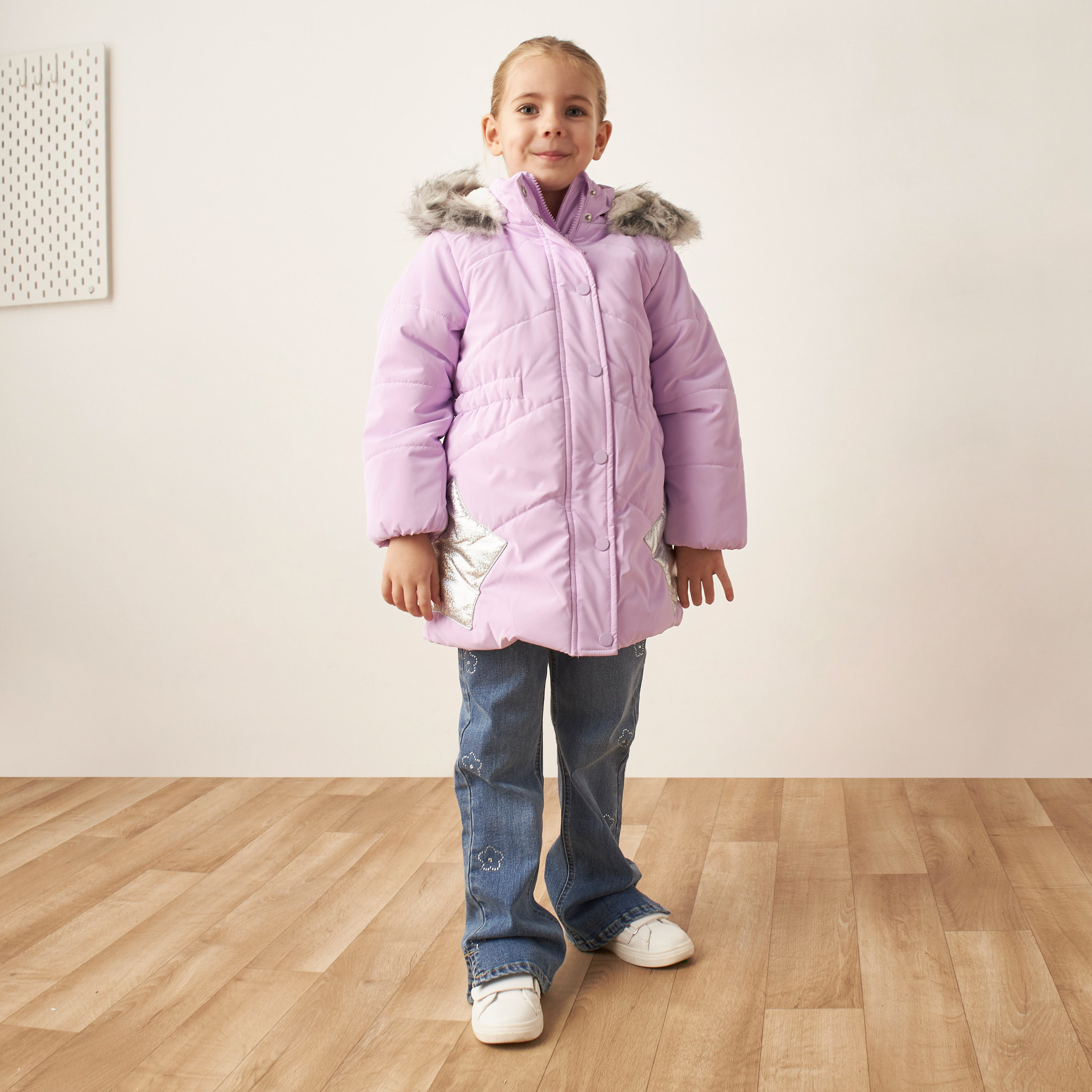جاكيت مبطن سادة مع قبعة فرو صناعي وأزرار إغلاق من جونيورز-baby-girls-clothing-winterwear-jacketsandcoats-image-2