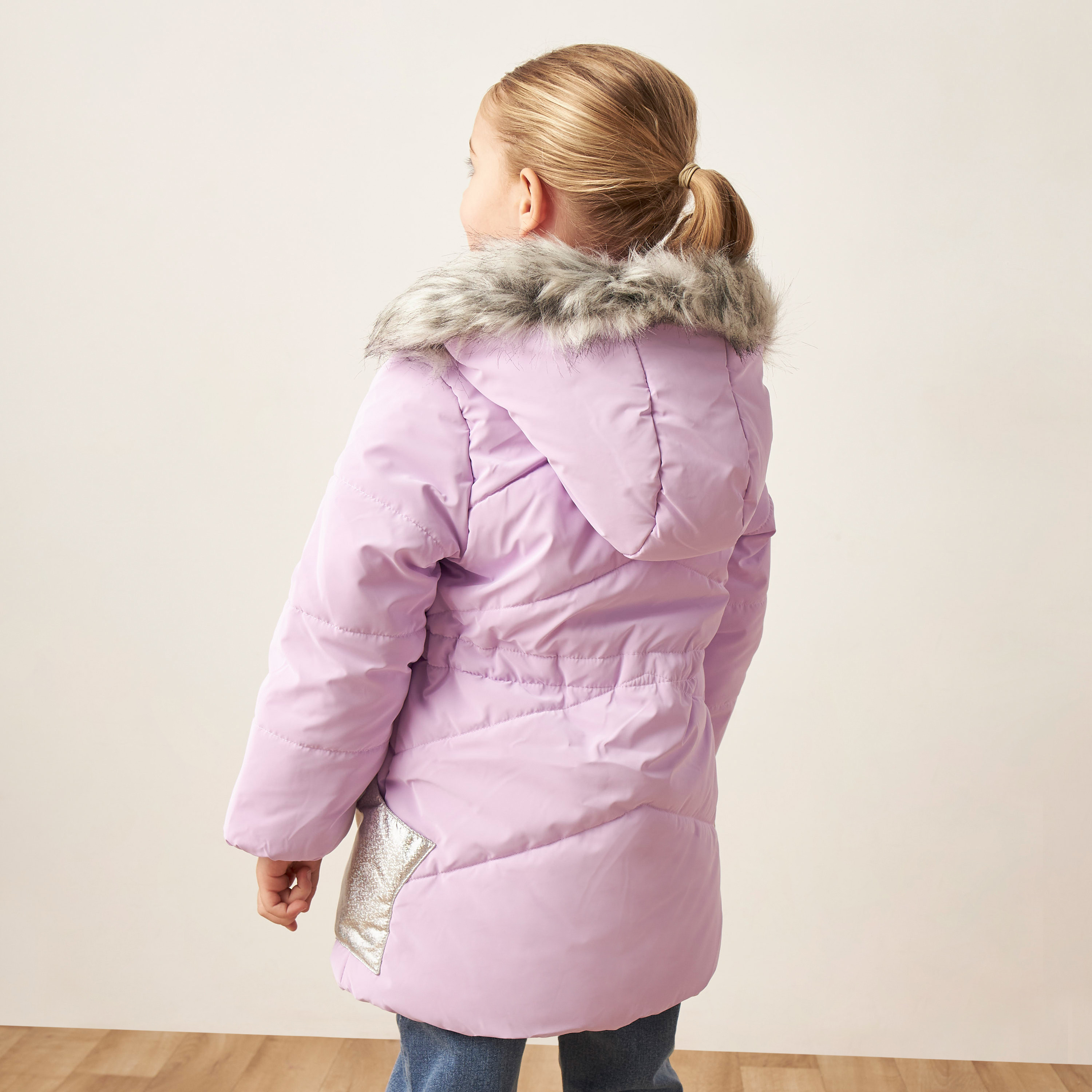جاكيت مبطن سادة مع قبعة فرو صناعي وأزرار إغلاق من جونيورز-baby-girls-clothing-winterwear-jacketsandcoats-image-4