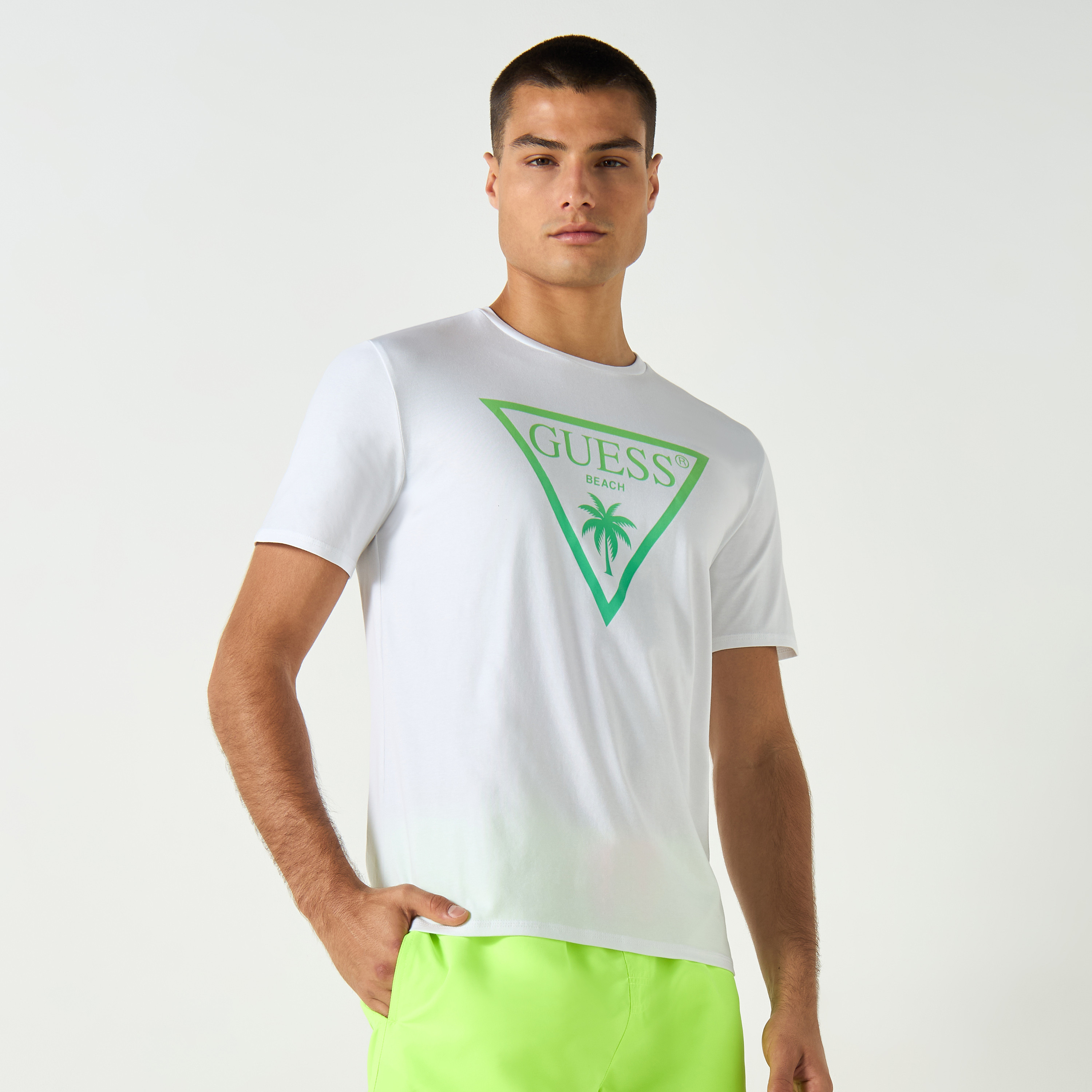 تيشيرت بياقة ضيقة وأكمام قصيرة بطبعات شعار من جيس-men-clothing-tshirtsandpolos-tshirts-image-1