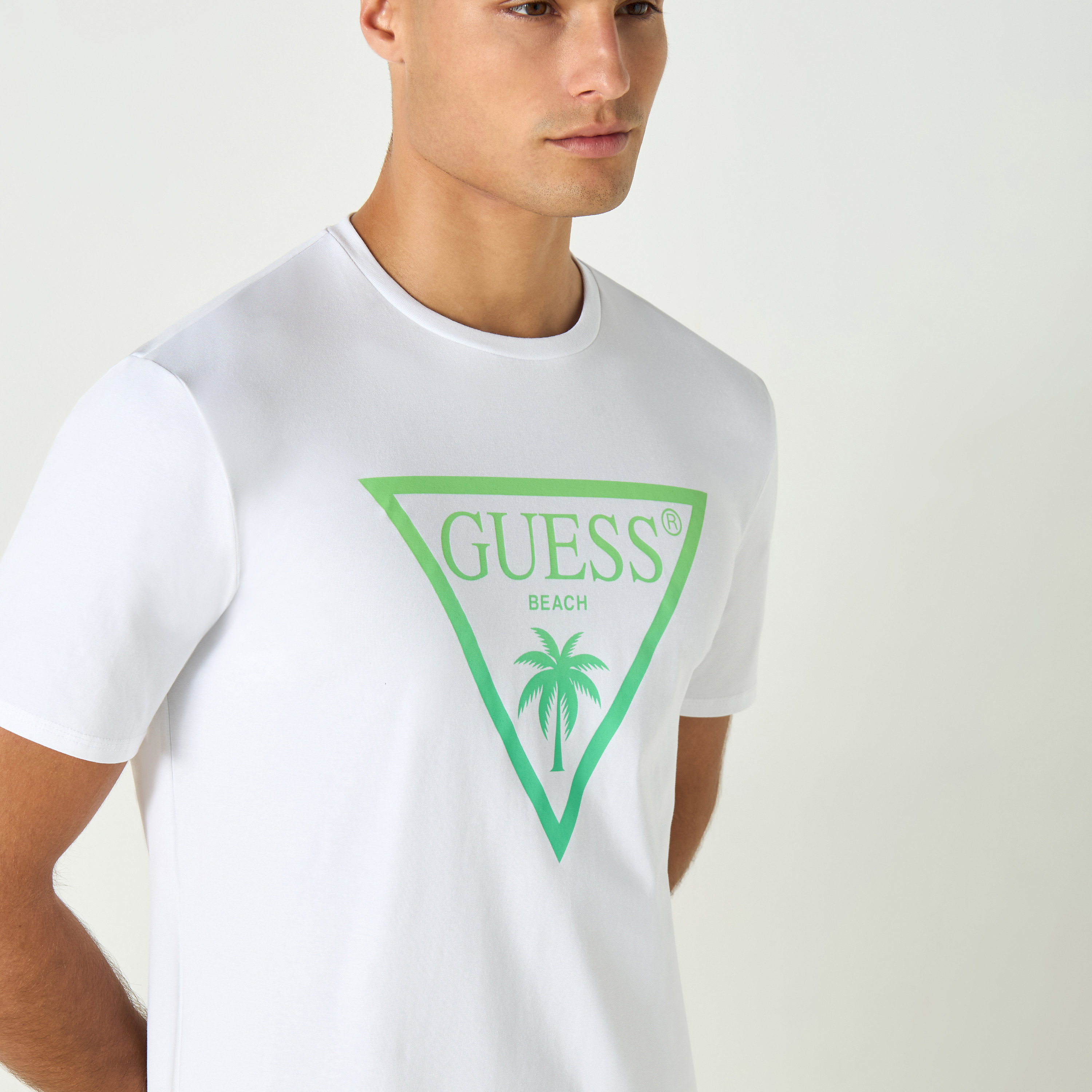 تيشيرت بياقة ضيقة وأكمام قصيرة بطبعات شعار من جيس-men-clothing-tshirtsandpolos-tshirts-image-4