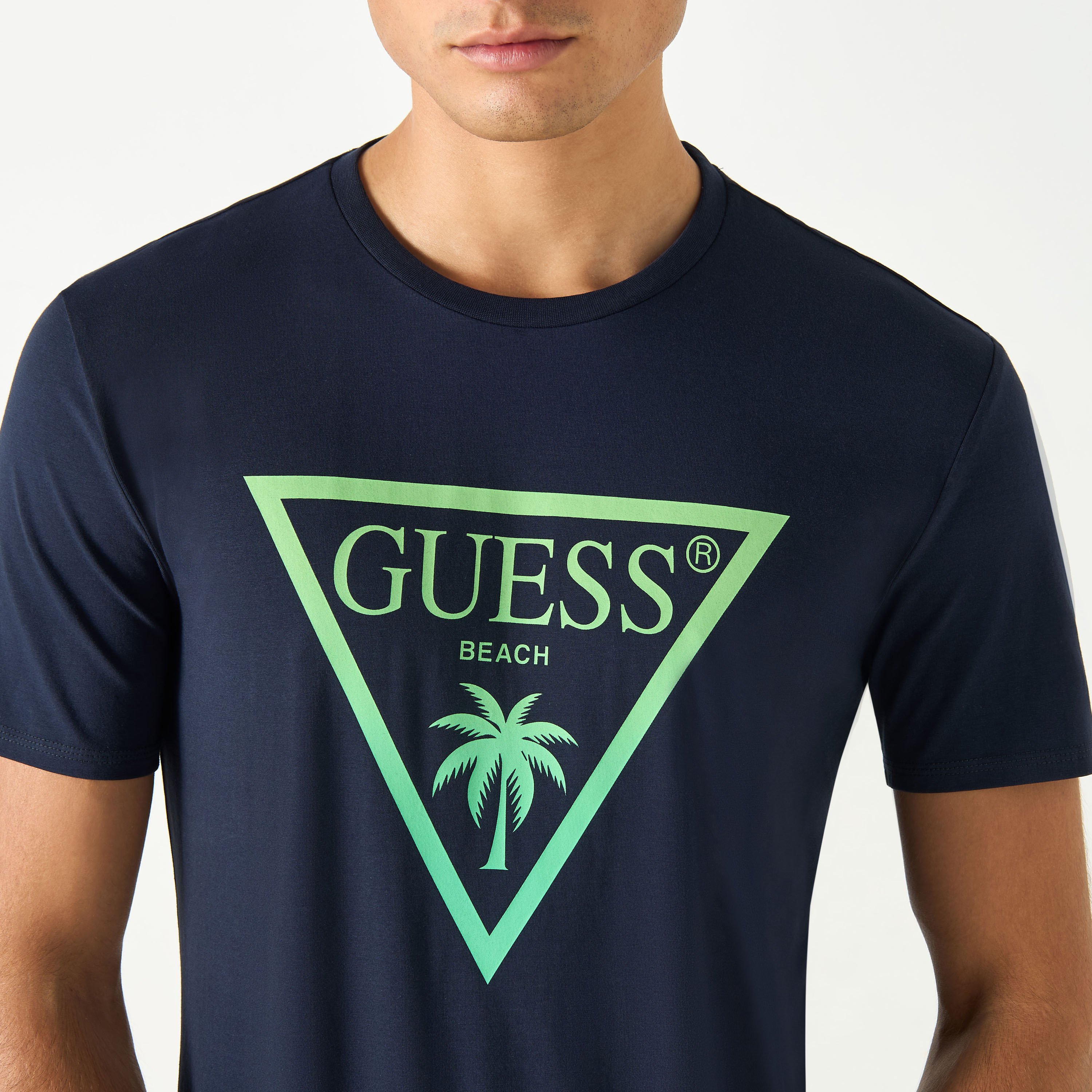 تيشيرت بياقة ضيّقة وأكمام قصيرة وطبعات جرافيك من جيس-men-clothing-tshirtsandpolos-tshirts-image-4