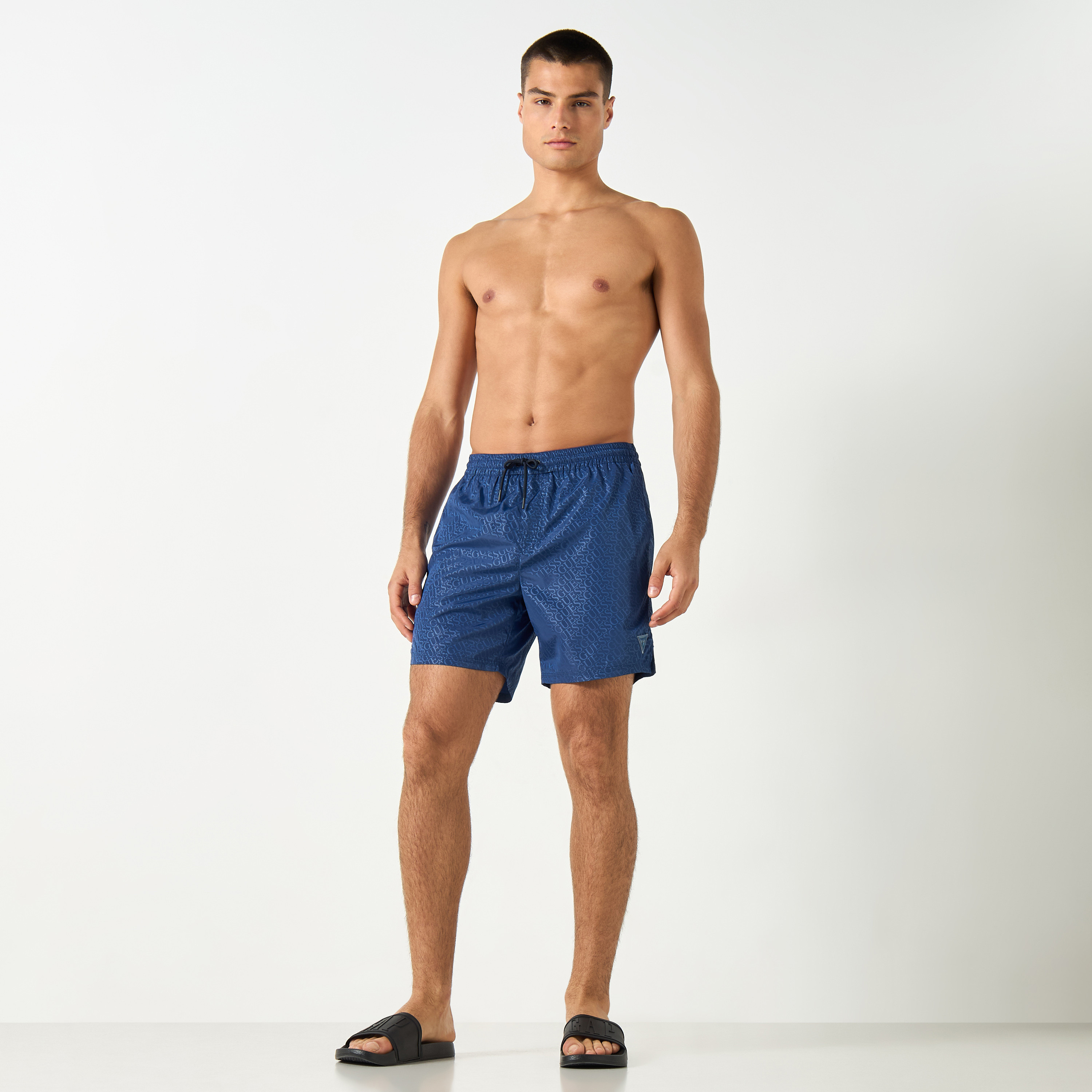 شورت سباحة بجيوب ورباط إغلاق وطبعات شعار من جيس-men-clothing-swimandbeach-shorts-image-3