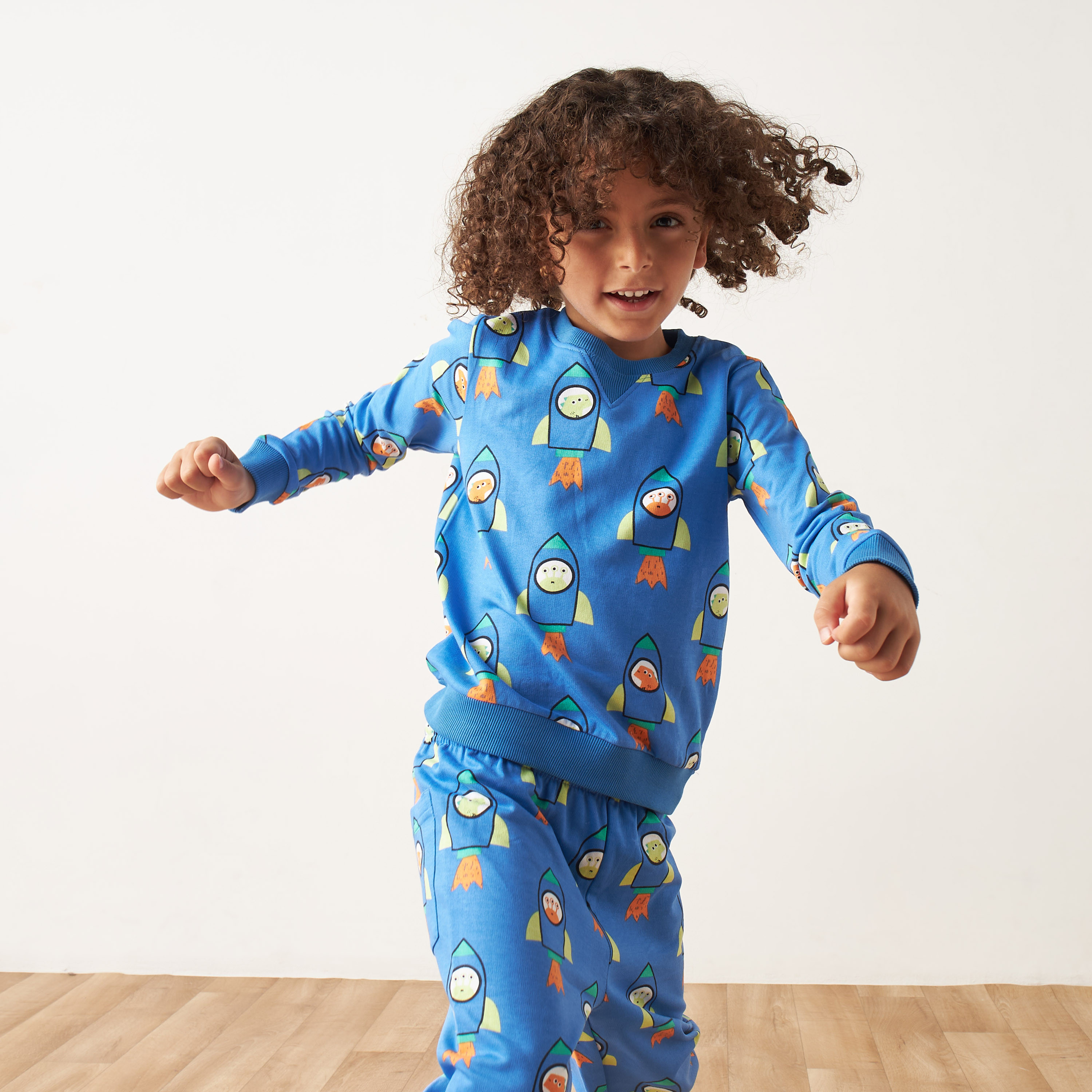 طقم بنطلون بيجاما وتيشيرت بطبعات من جونيورز-boys-clothing-nightwear-image-2