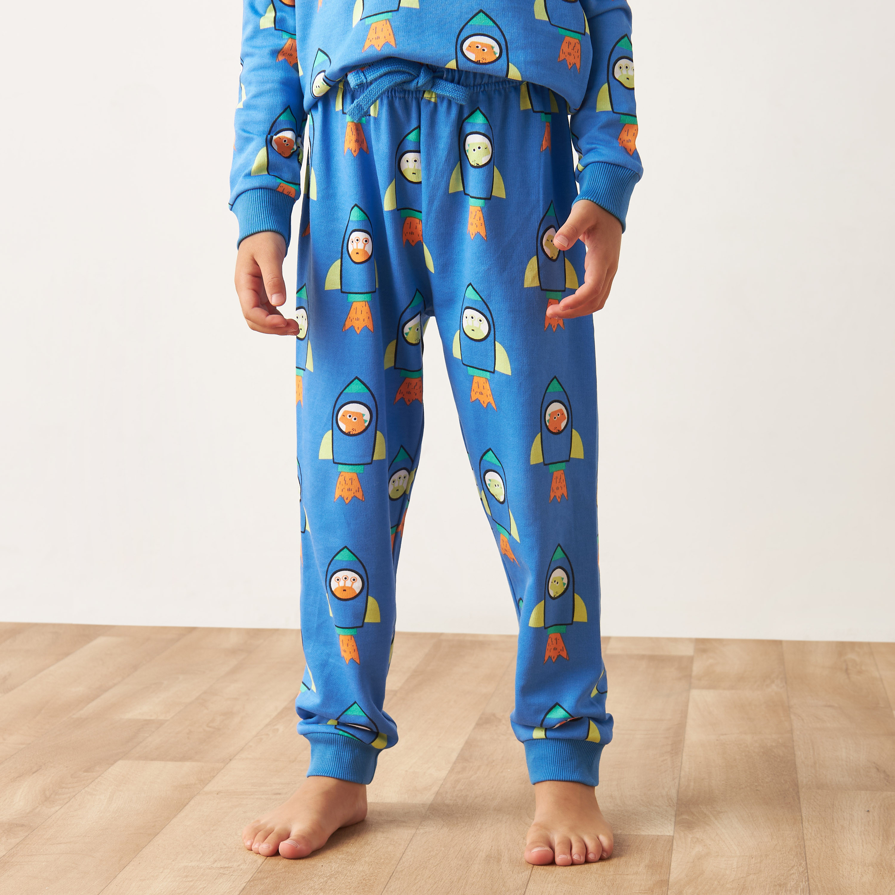 طقم بنطلون بيجاما وتيشيرت بطبعات من جونيورز-boys-clothing-nightwear-image-3